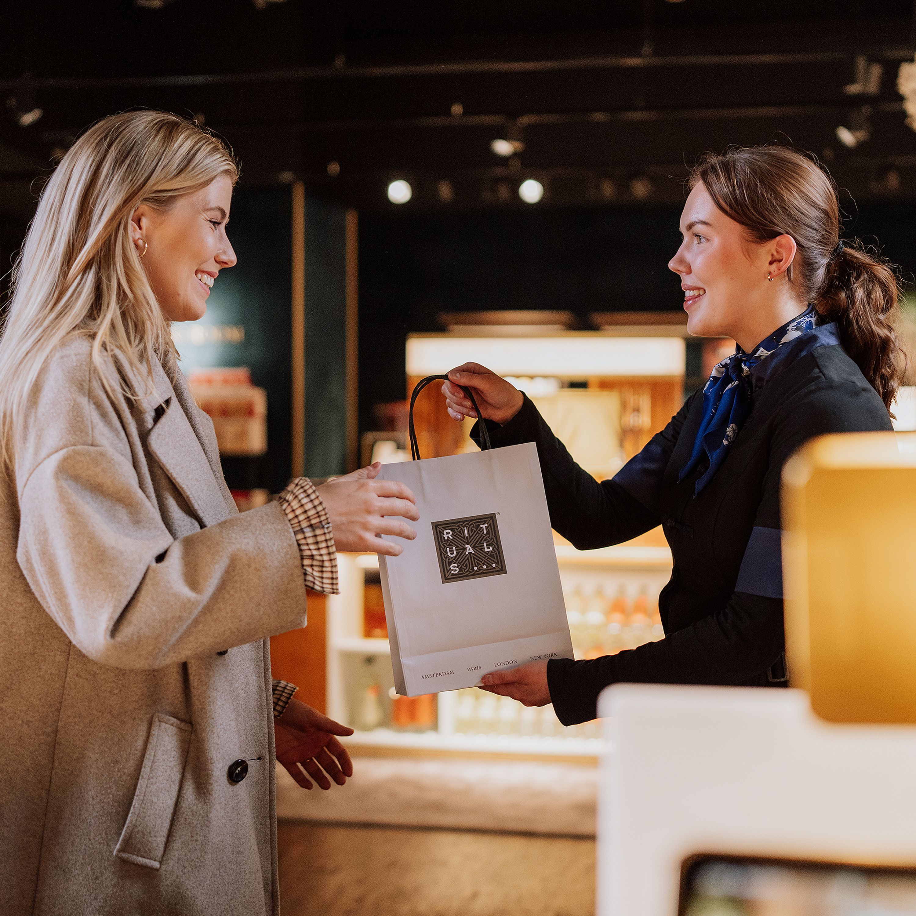 Femme marchant à l'extérieur du magasin Rituals