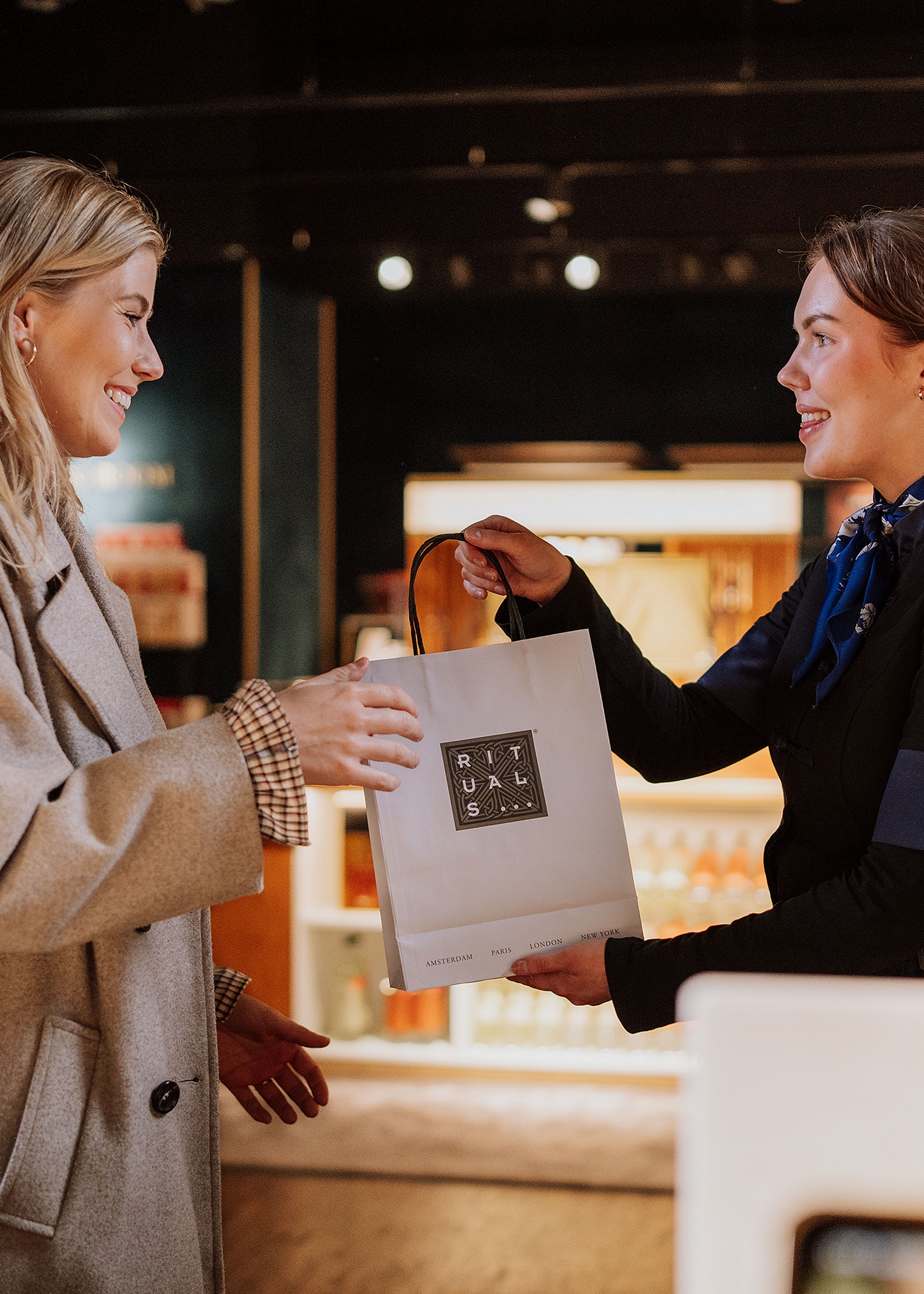 Femme marchant à l'extérieur du magasin Rituals