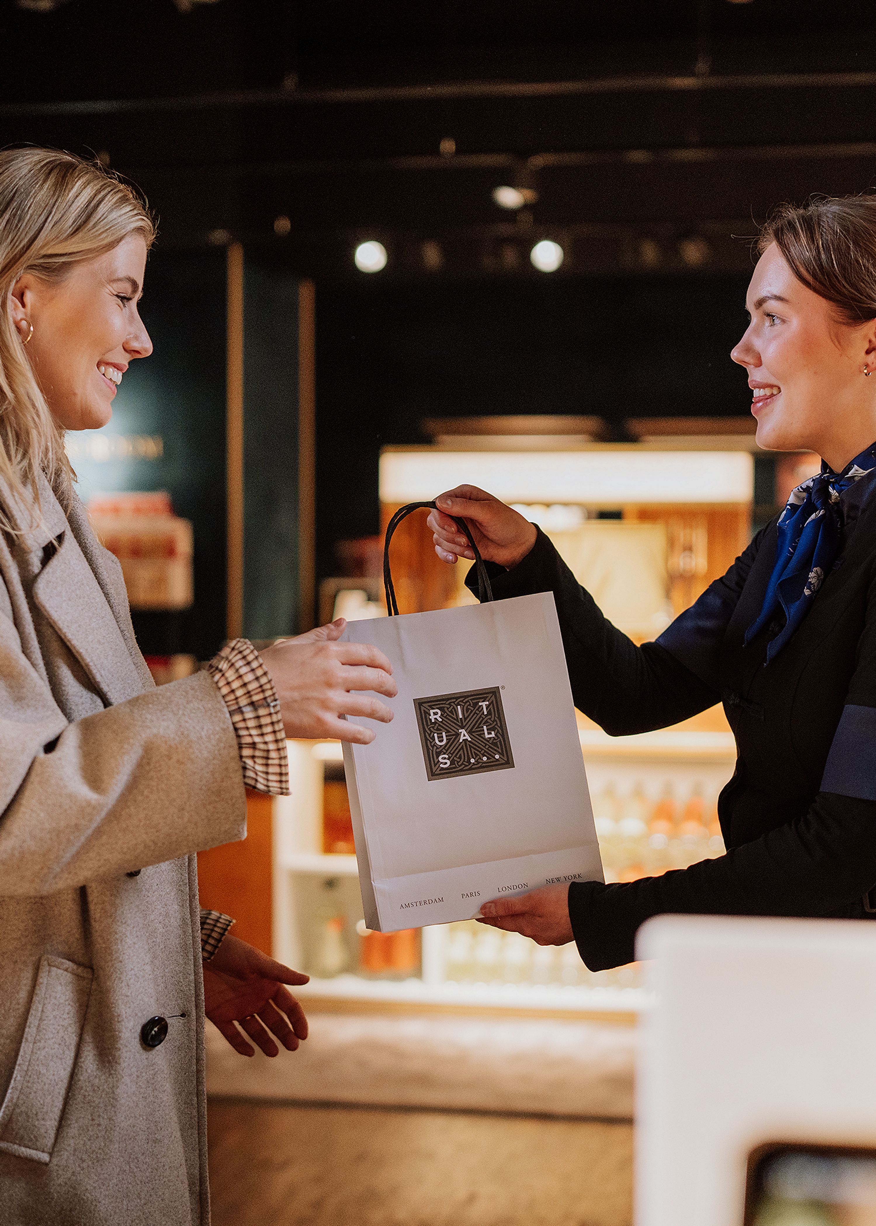 Kvinde går uden for Rituals-butik