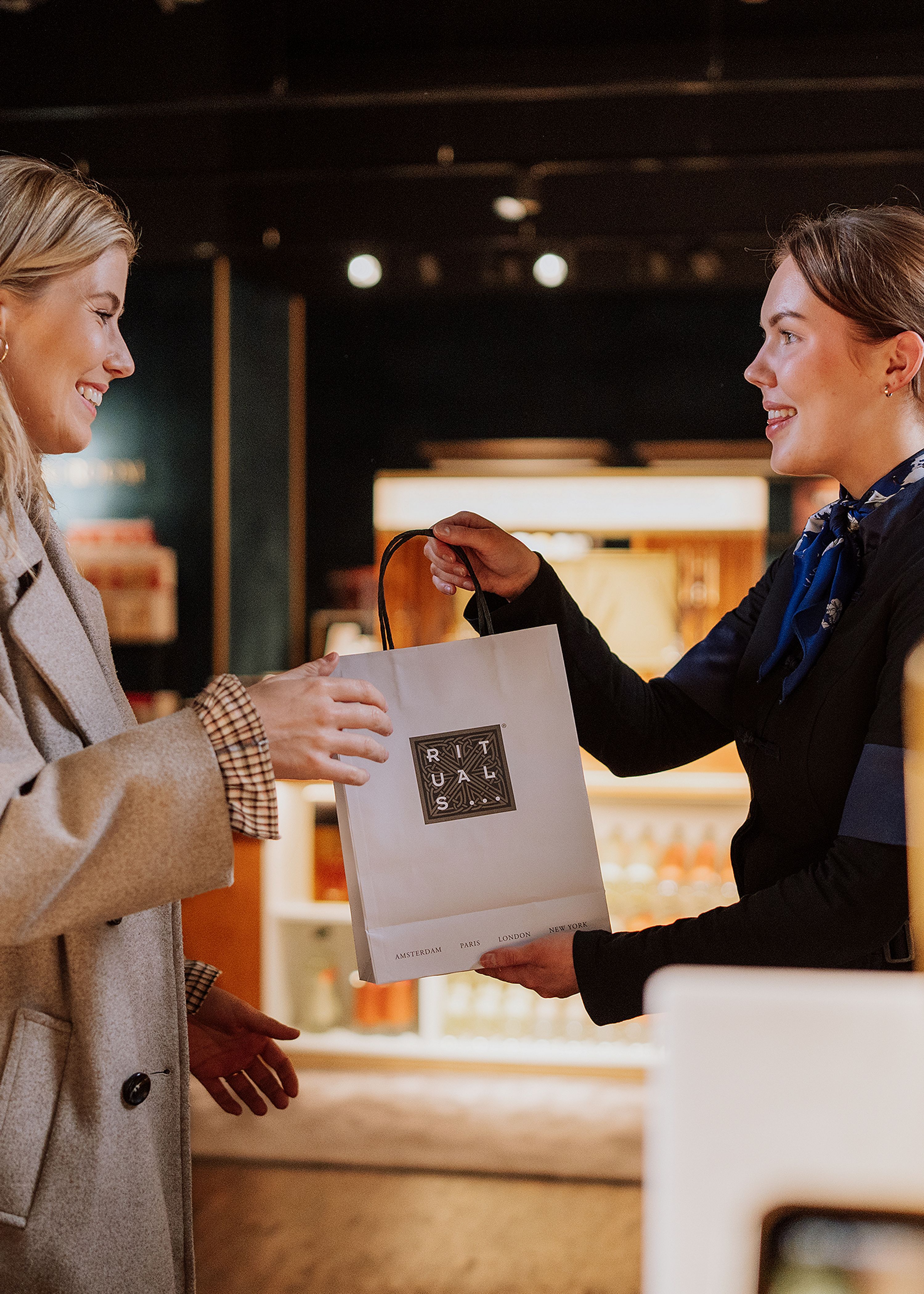 Mujer caminando fuera de la tienda Rituals
