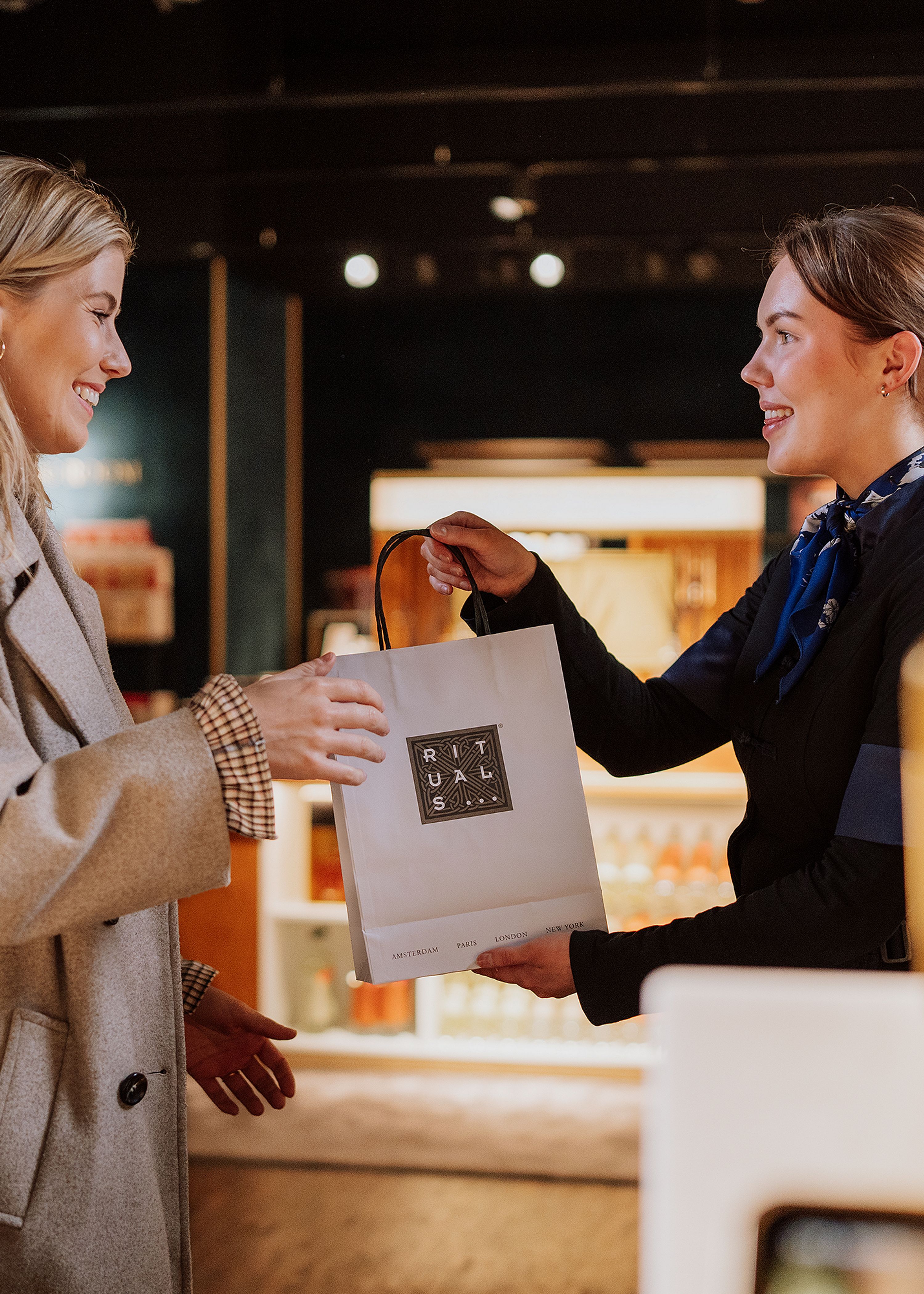 Femme marchant à l'extérieur du magasin Rituals