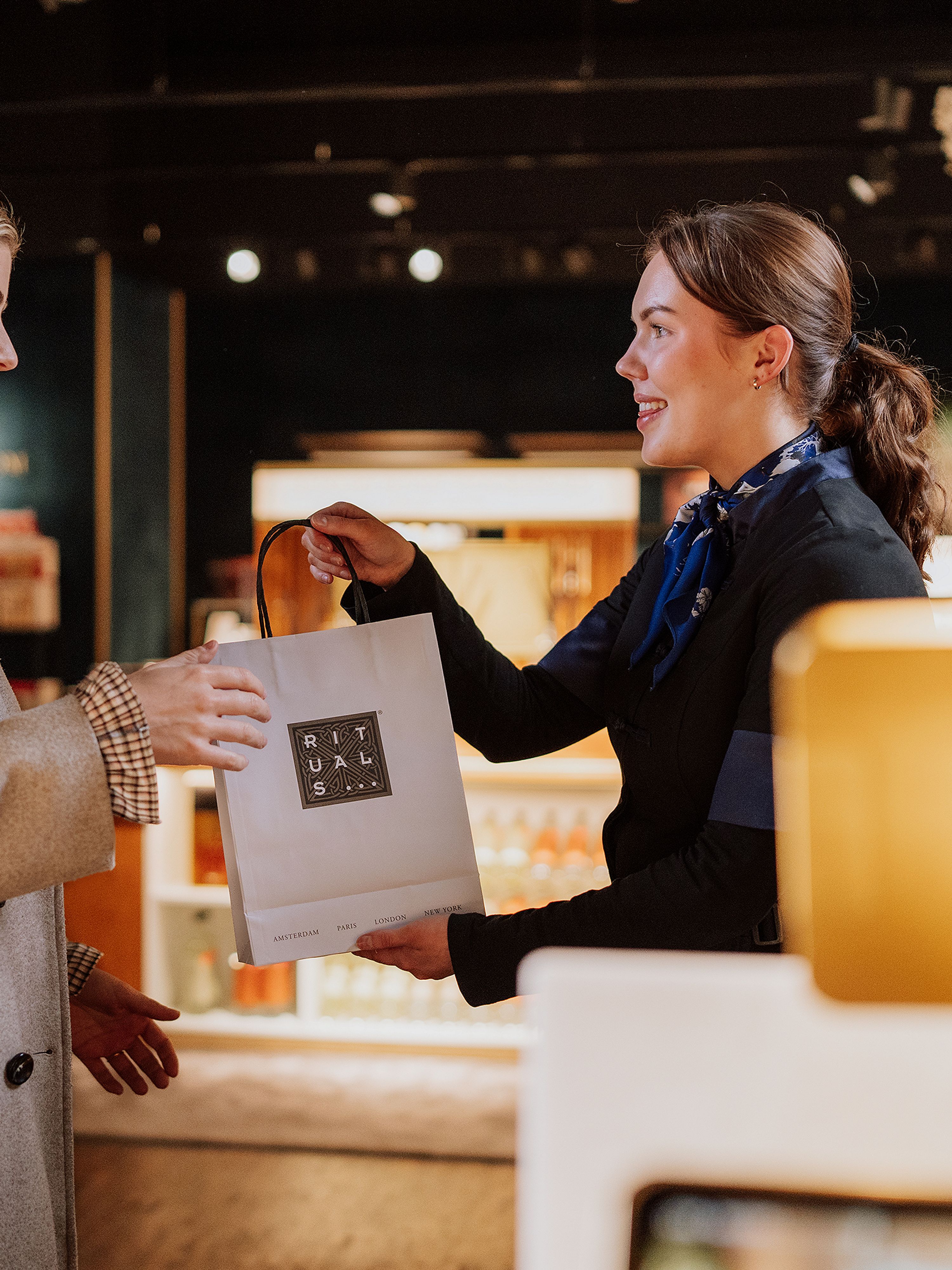 Rituals employee and a customer