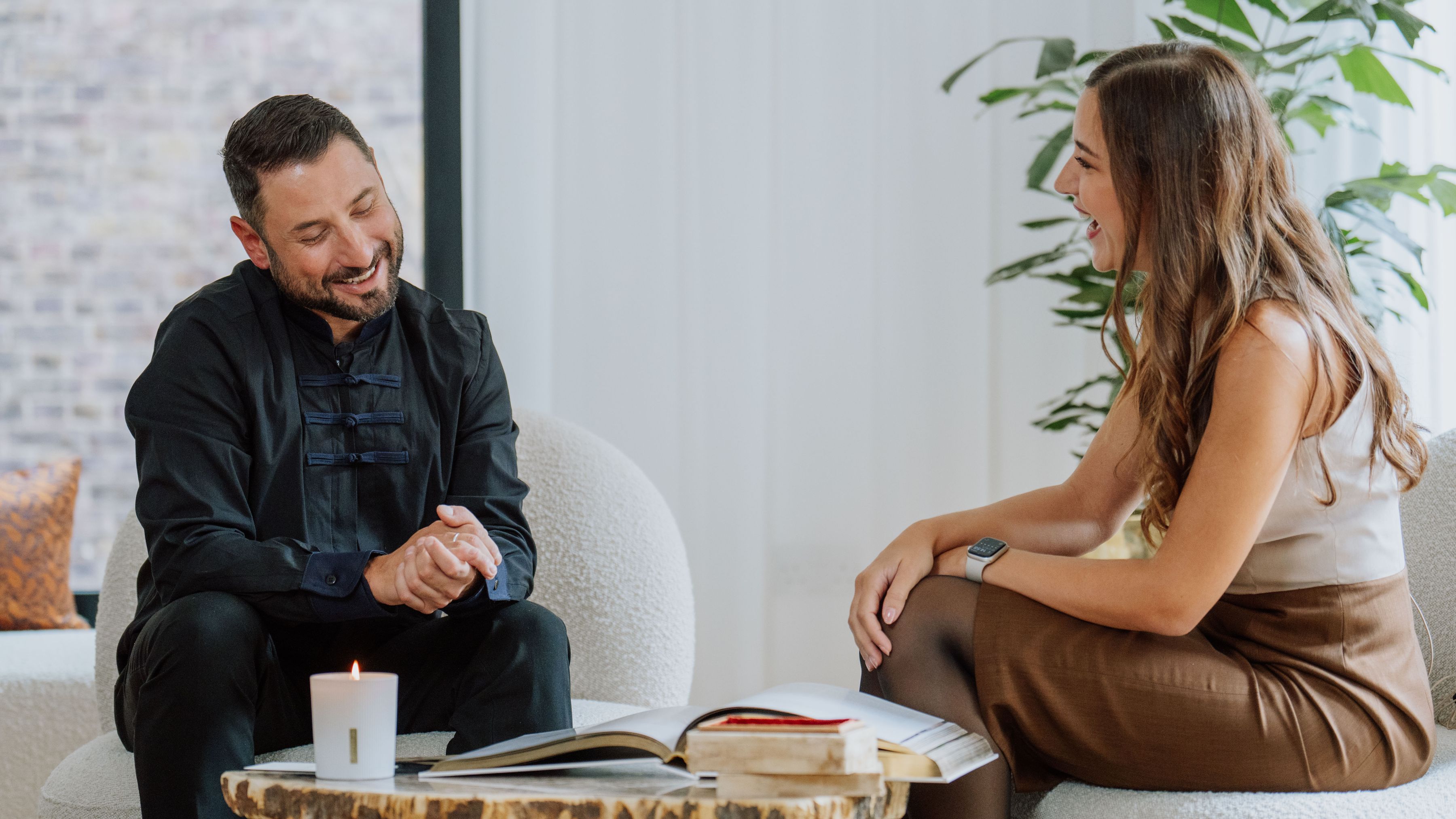 Due dipendenti discutono del loro sviluppo professionale in Rituals
