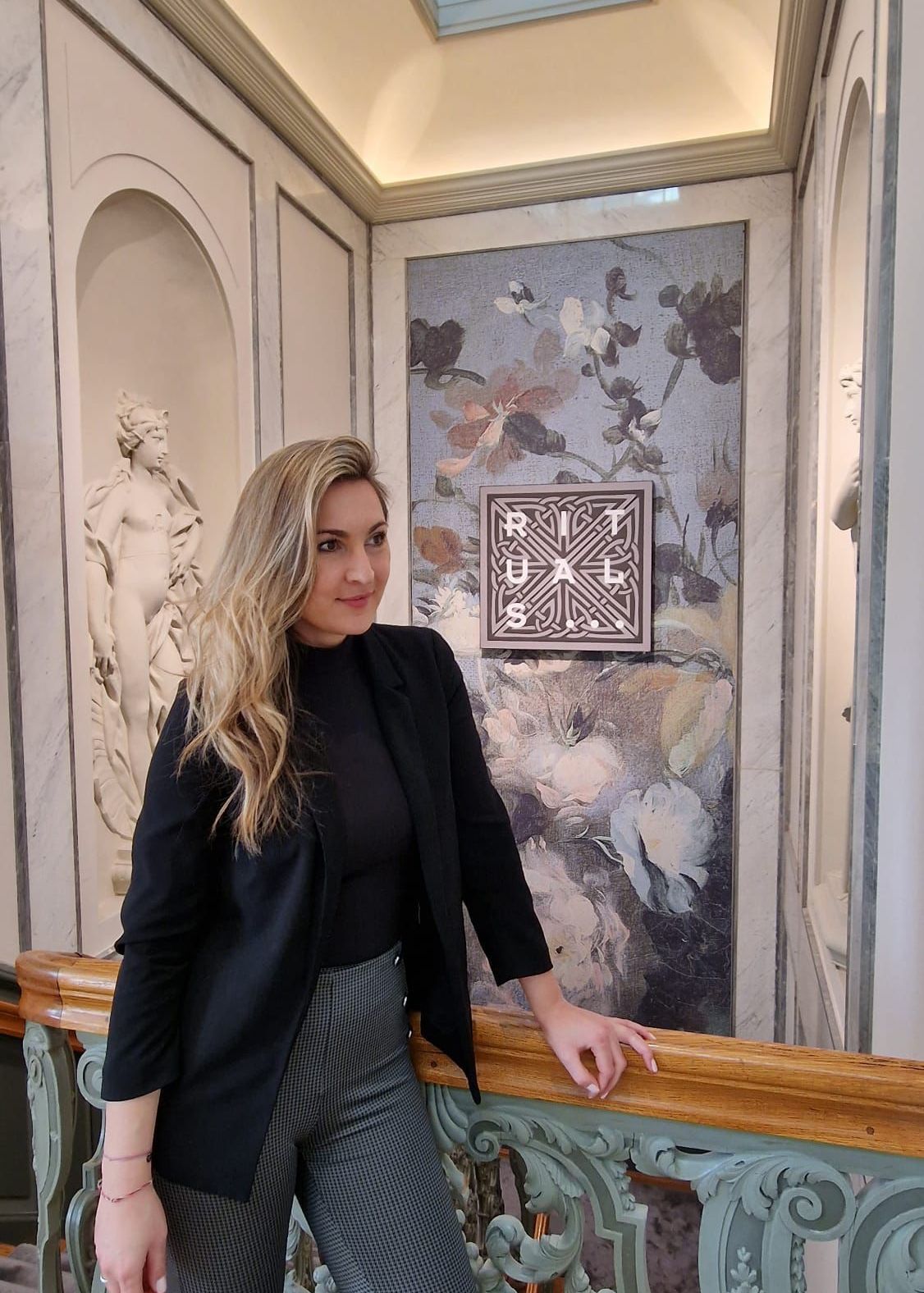 Monica Rituaalien toimistossa