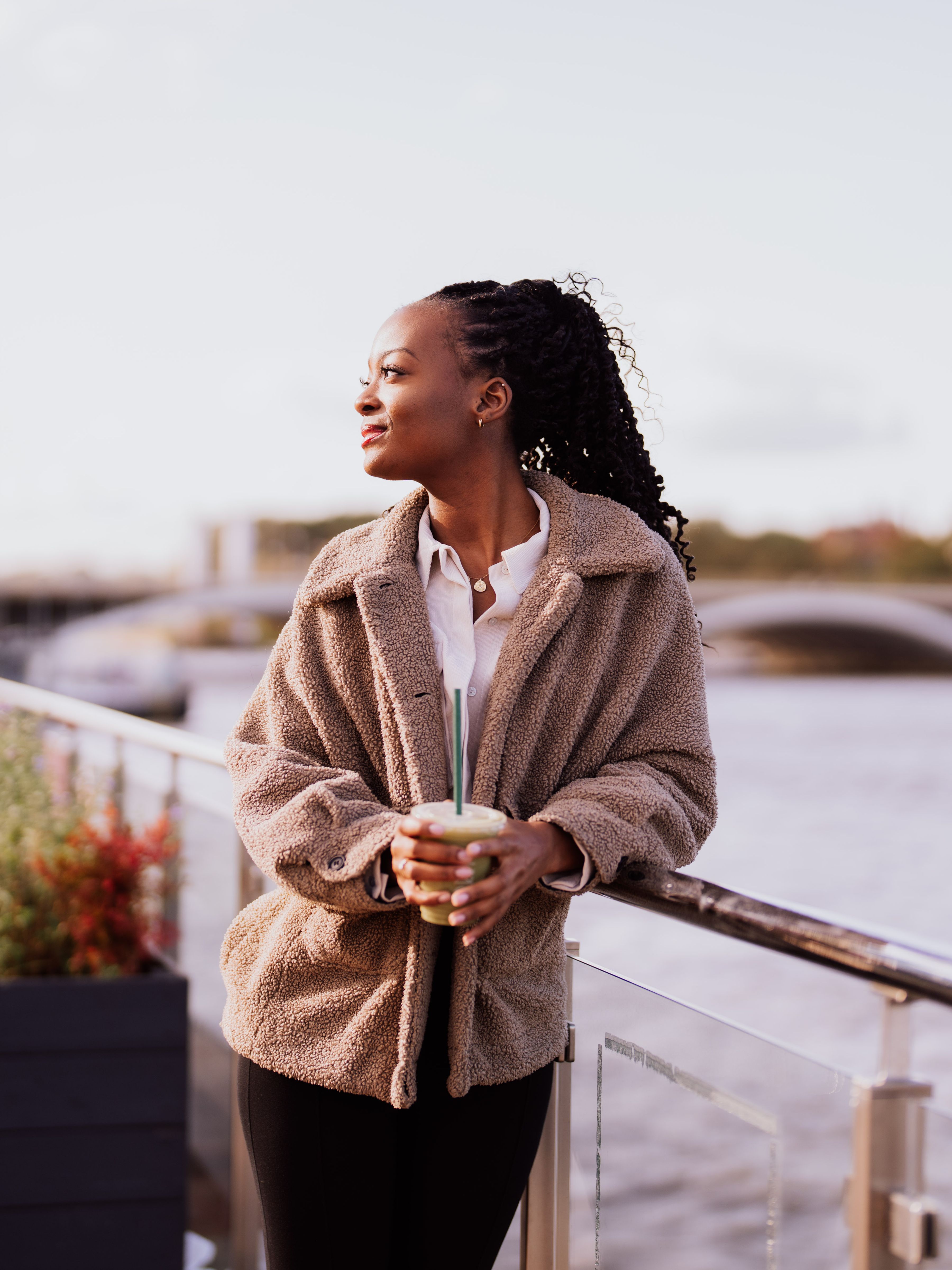 Vrouw buiten met koffie