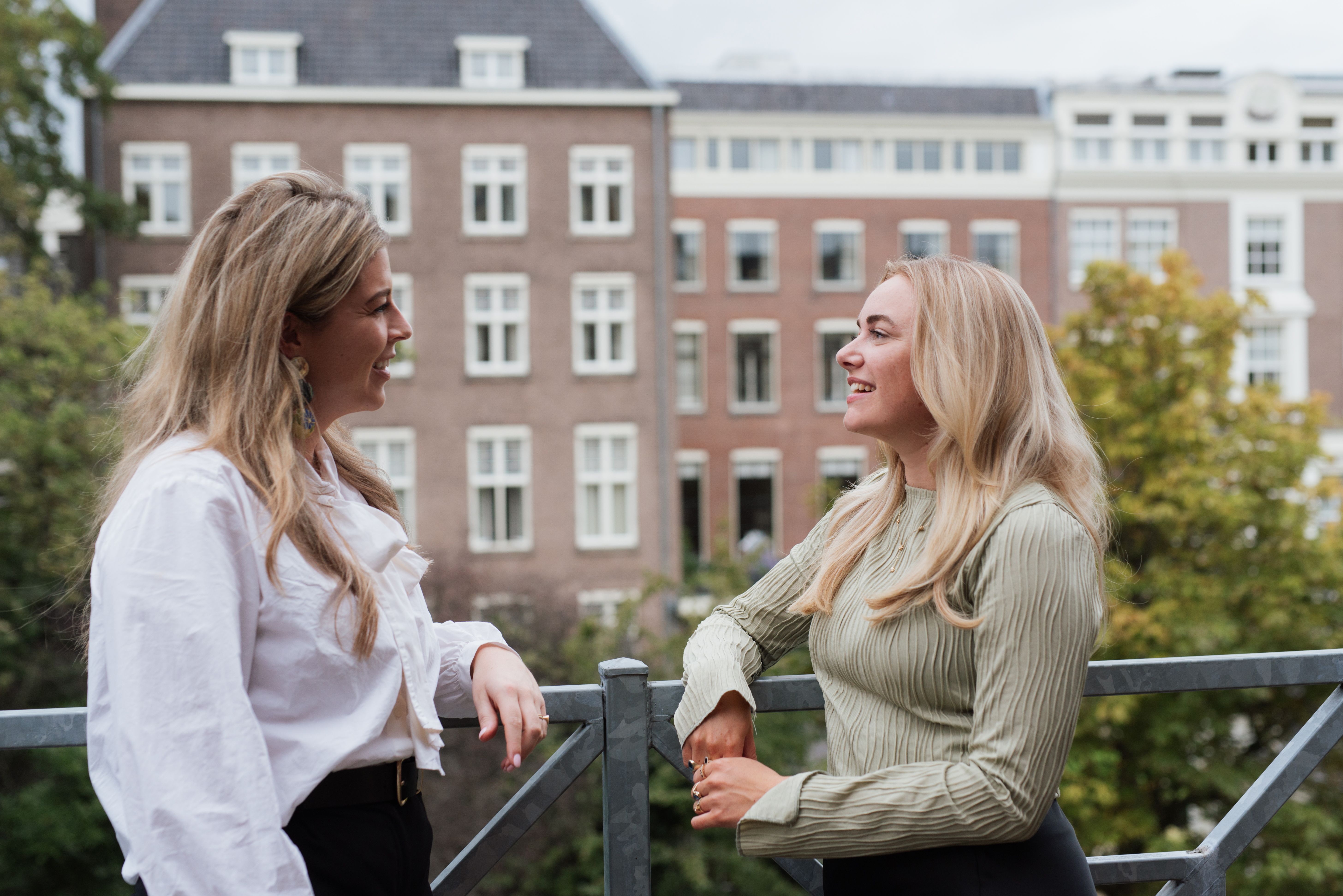 Twee medewerkers bespreken hun loopbaanontwikkeling bij Rituals