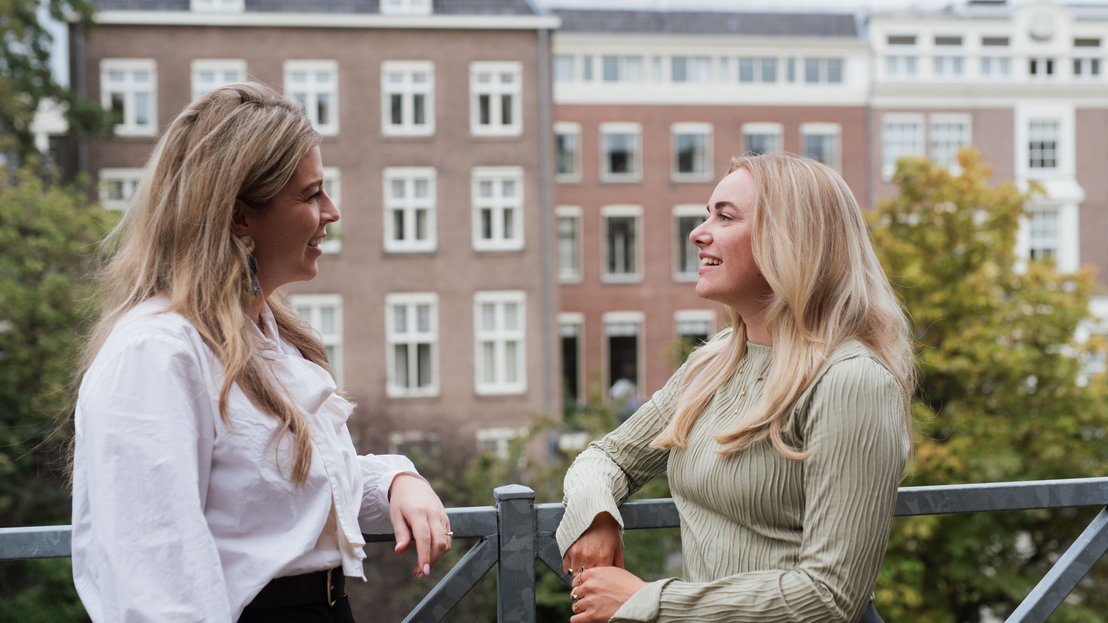 Twee medewerkers bespreken hun loopbaanontwikkeling bij Rituals