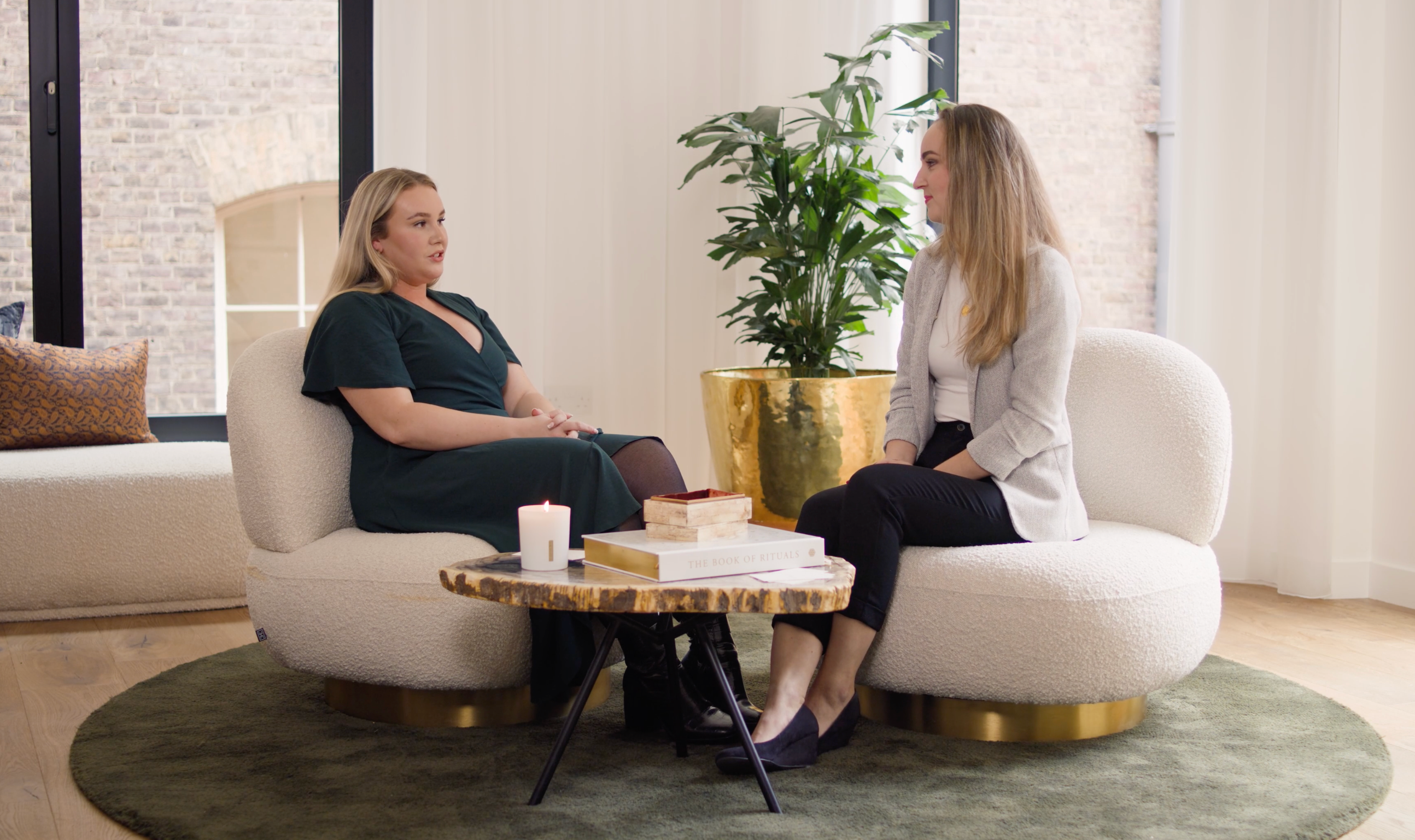Two employees discussing their career development in Rituals
