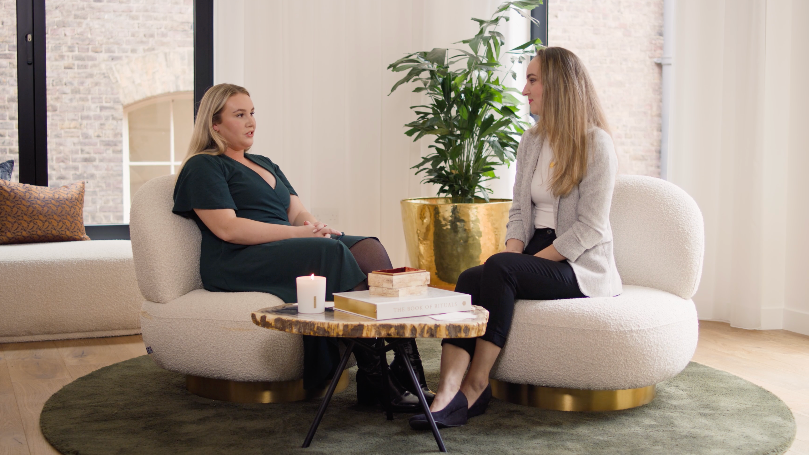 Two employees discussing their career development in Rituals