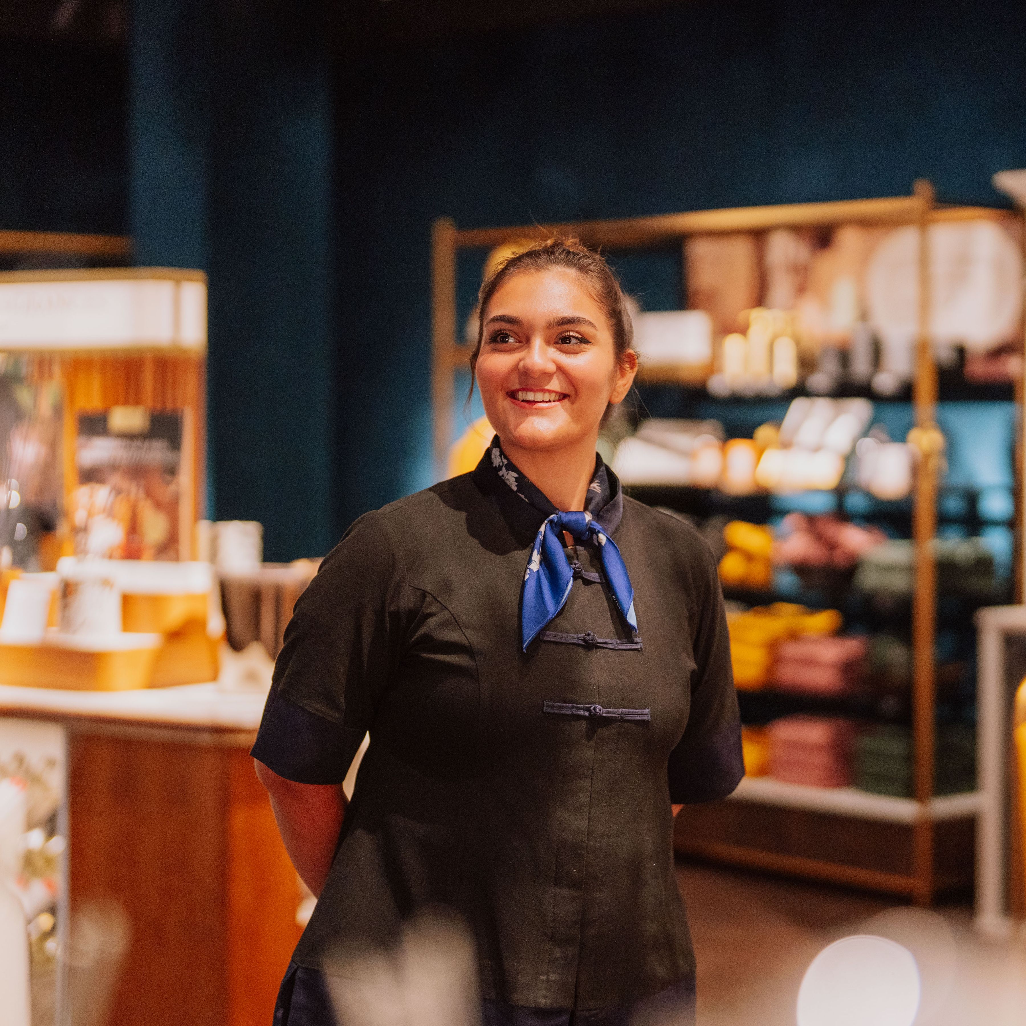Employé de la boutique Rituals souriant