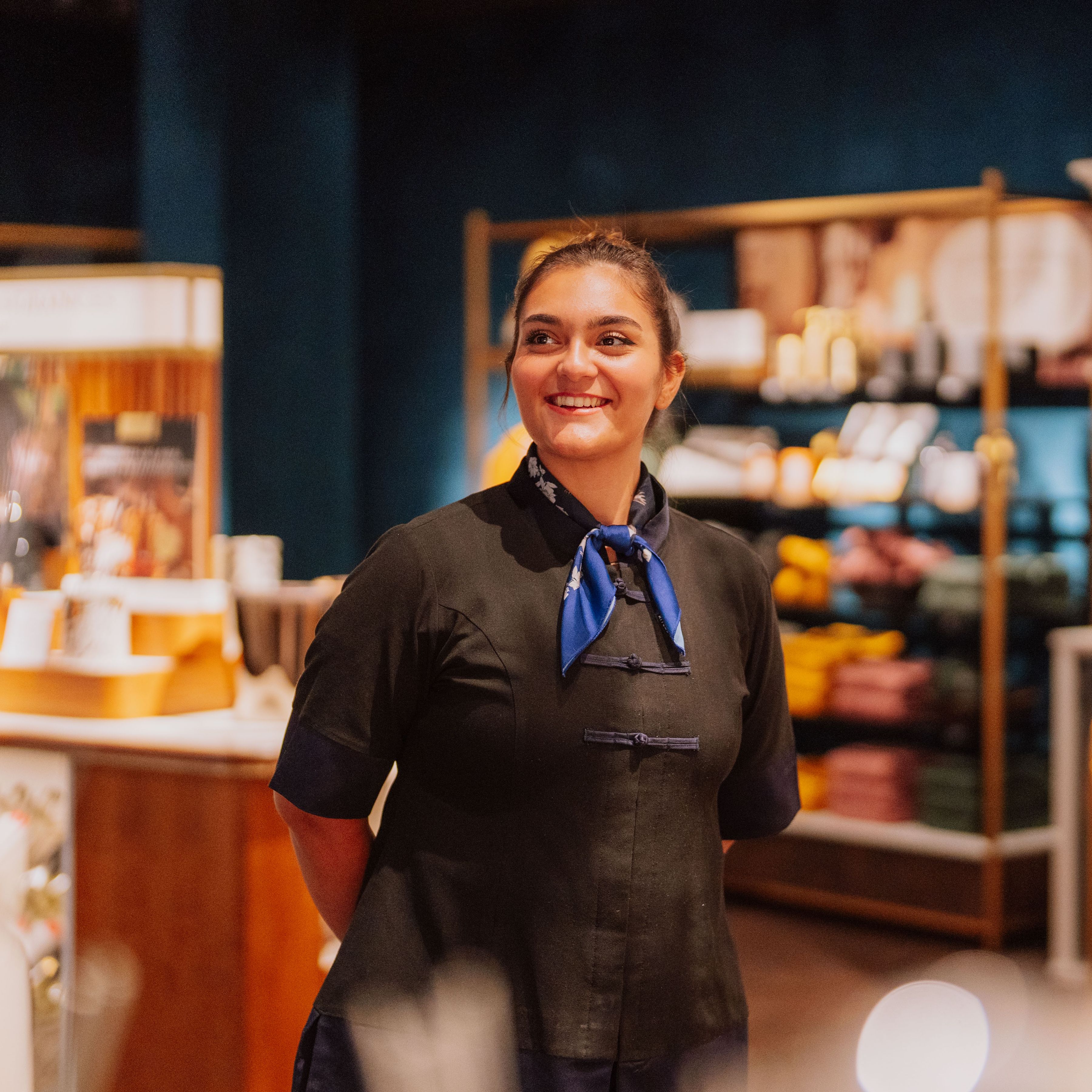 Sorridere dell'impiegato del negozio di Rituals