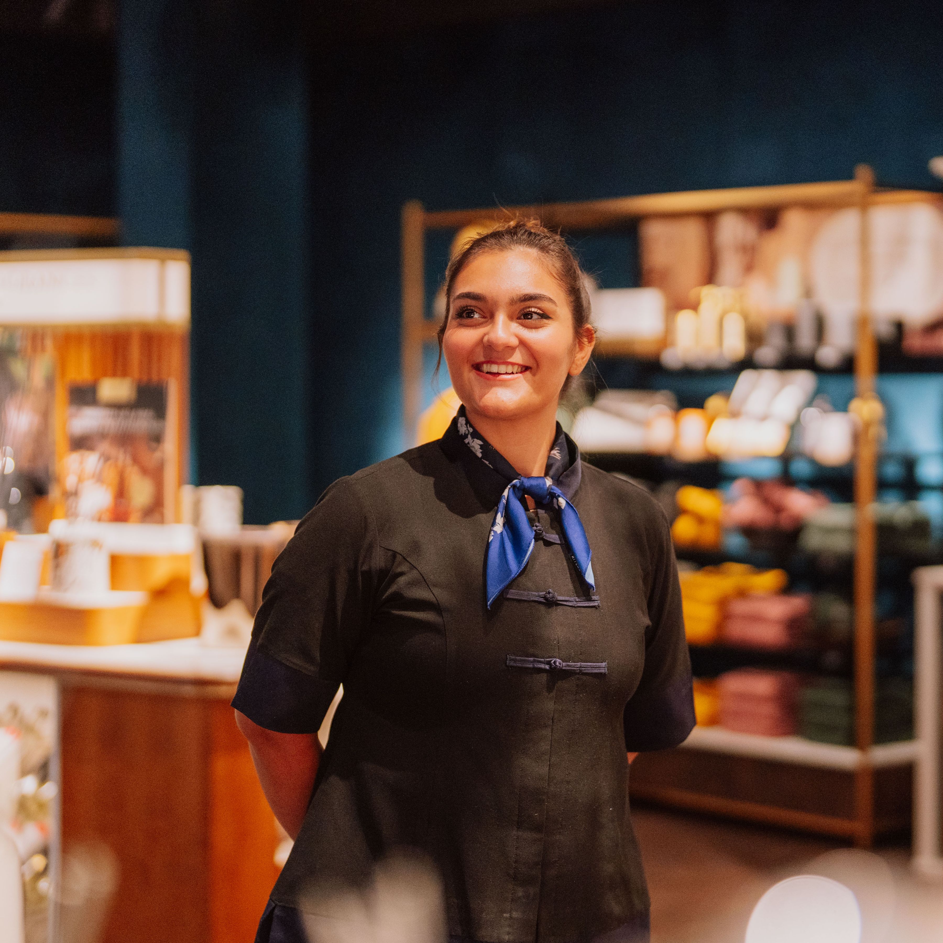 Employé de la boutique Rituals souriant