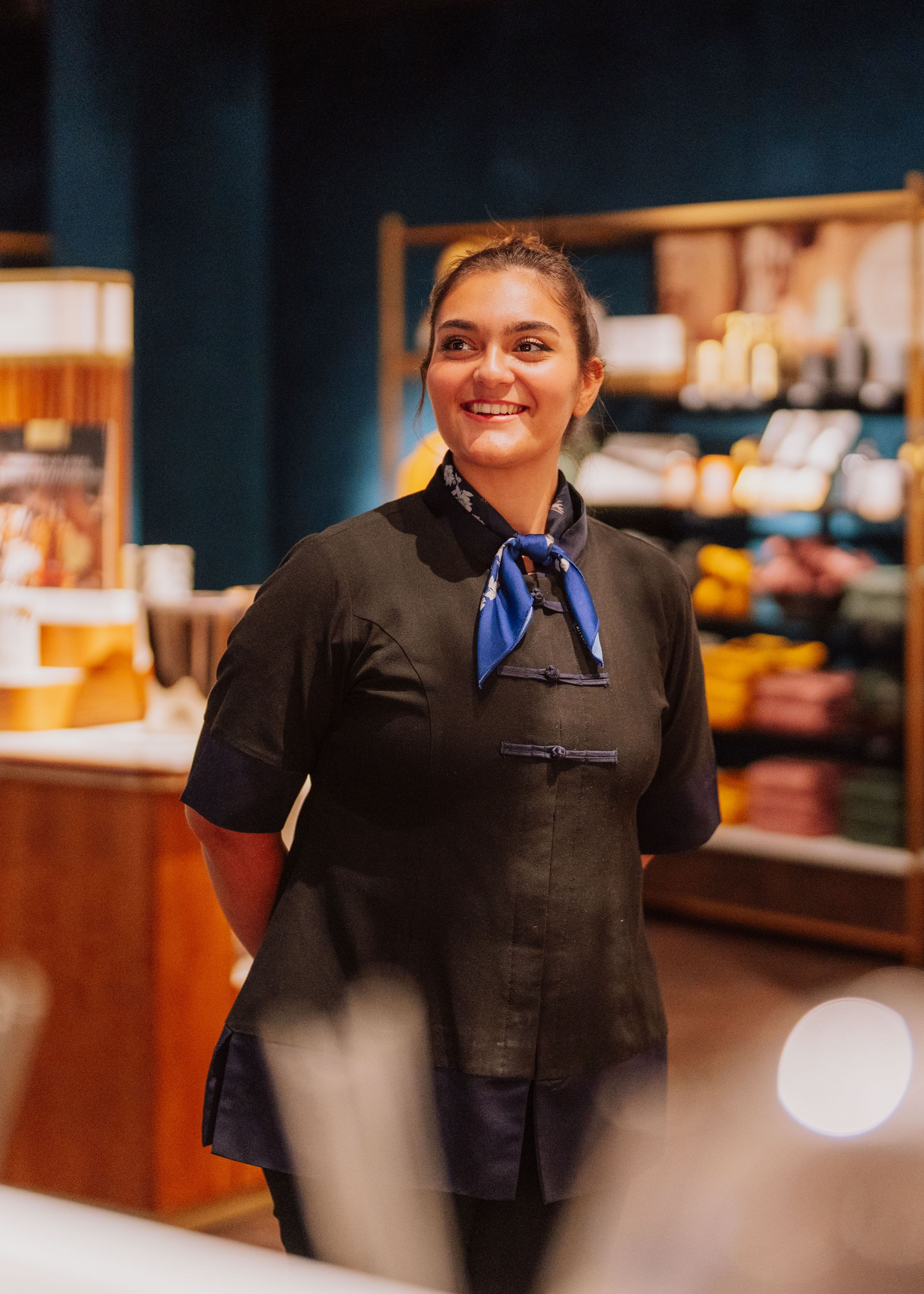Sorridere dell'impiegato del negozio di Rituals