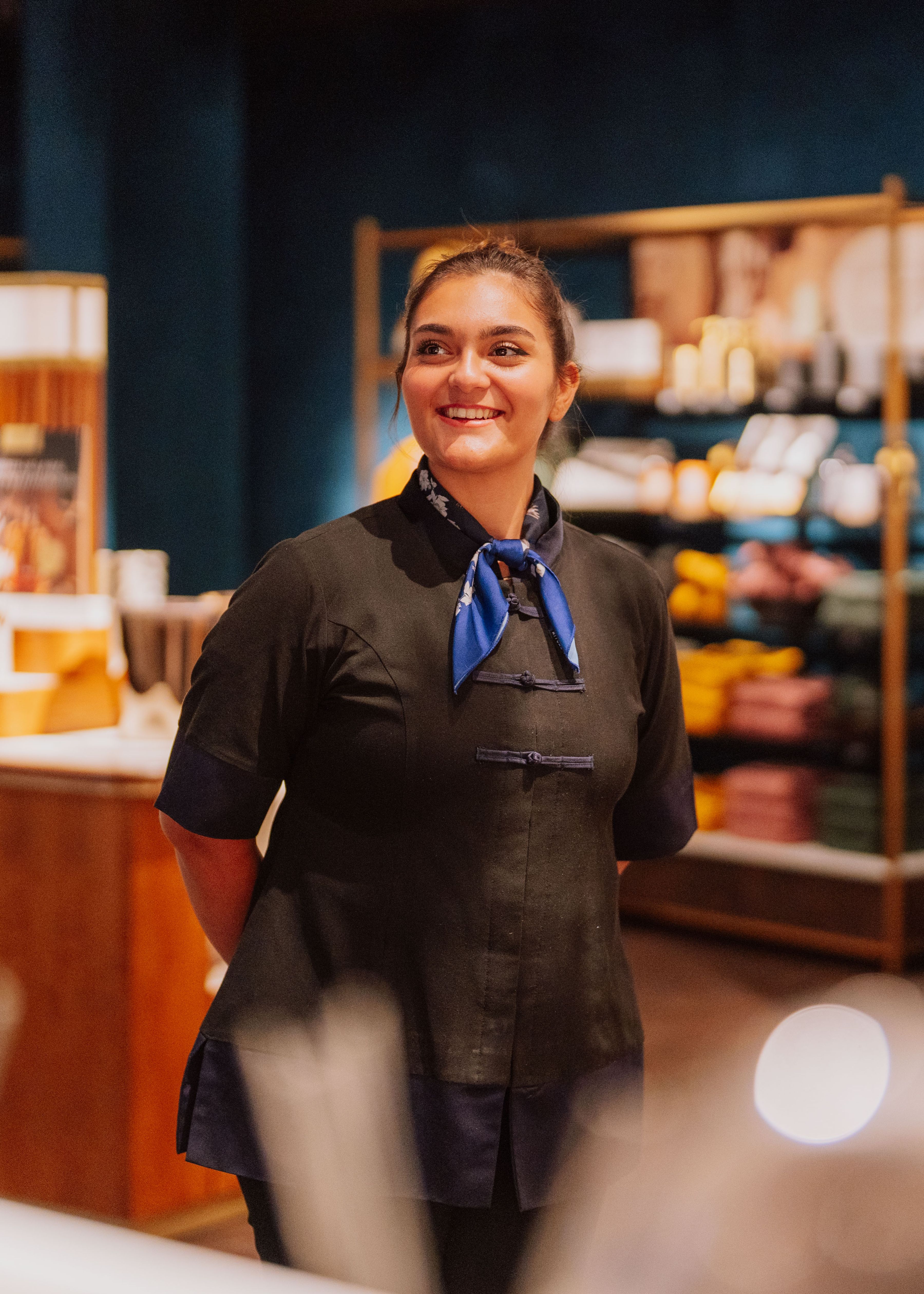 Employé de la boutique Rituals souriant
