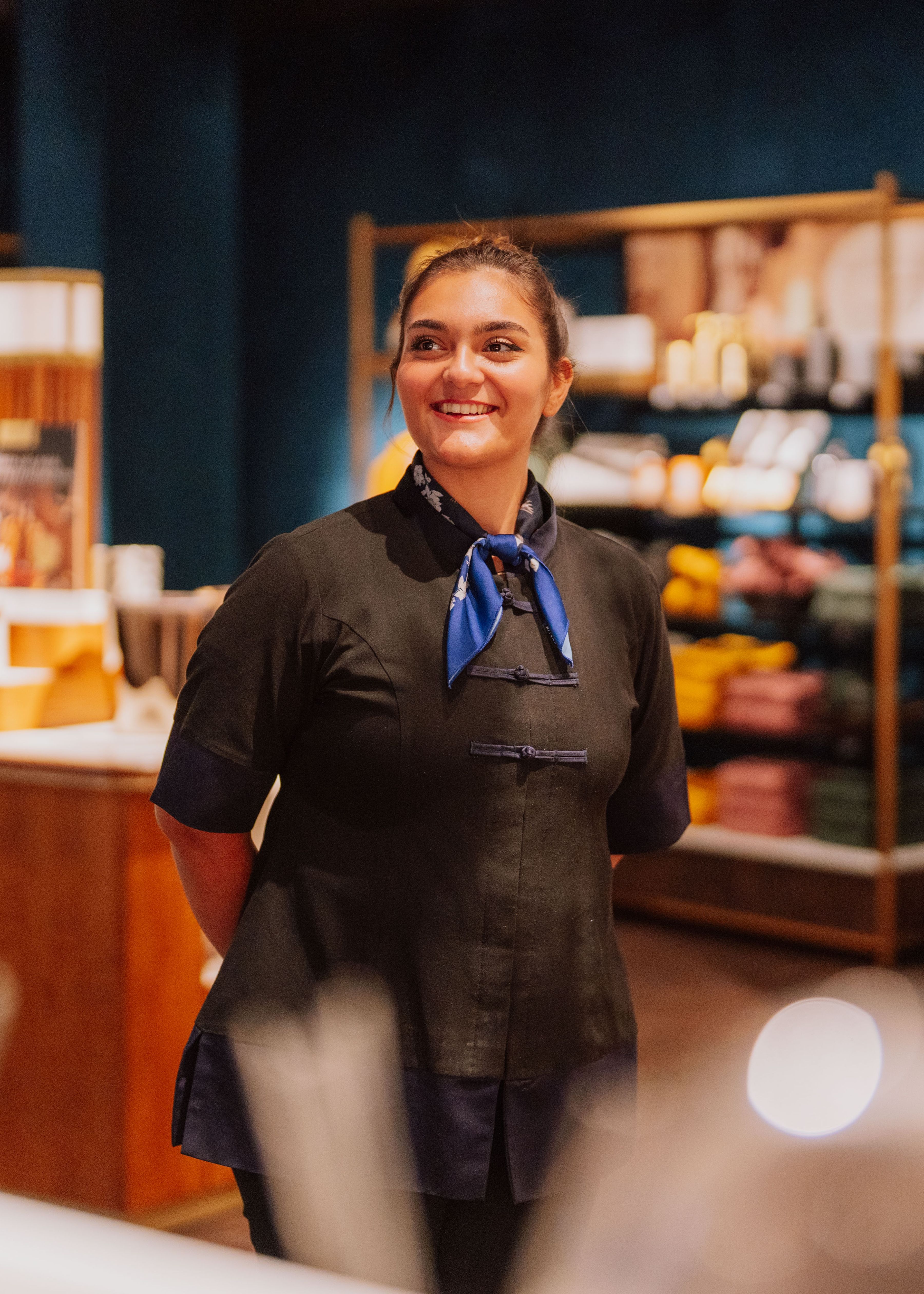 Empleado de tienda Rituals sonriendo