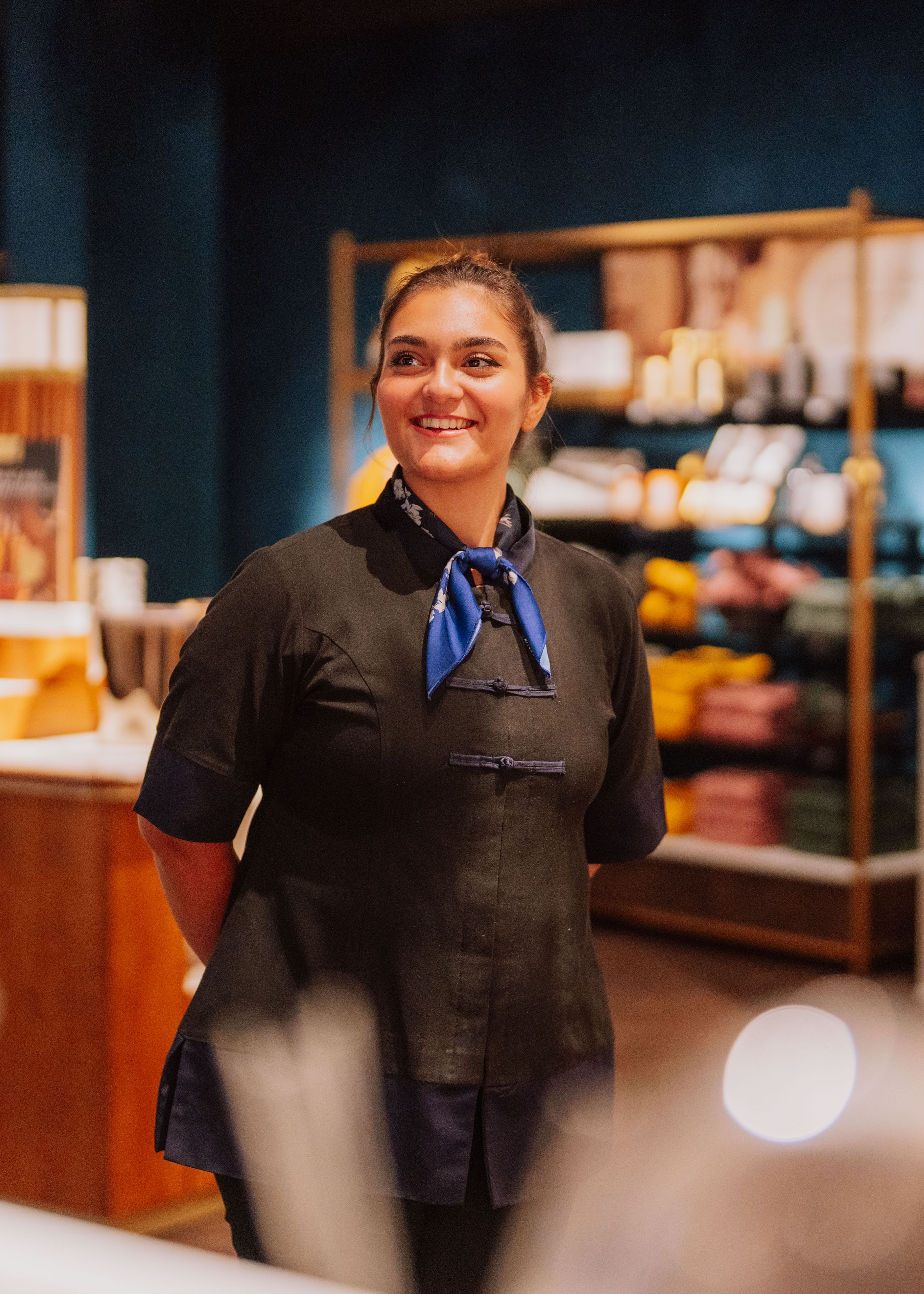 Employé de la boutique Rituals souriant