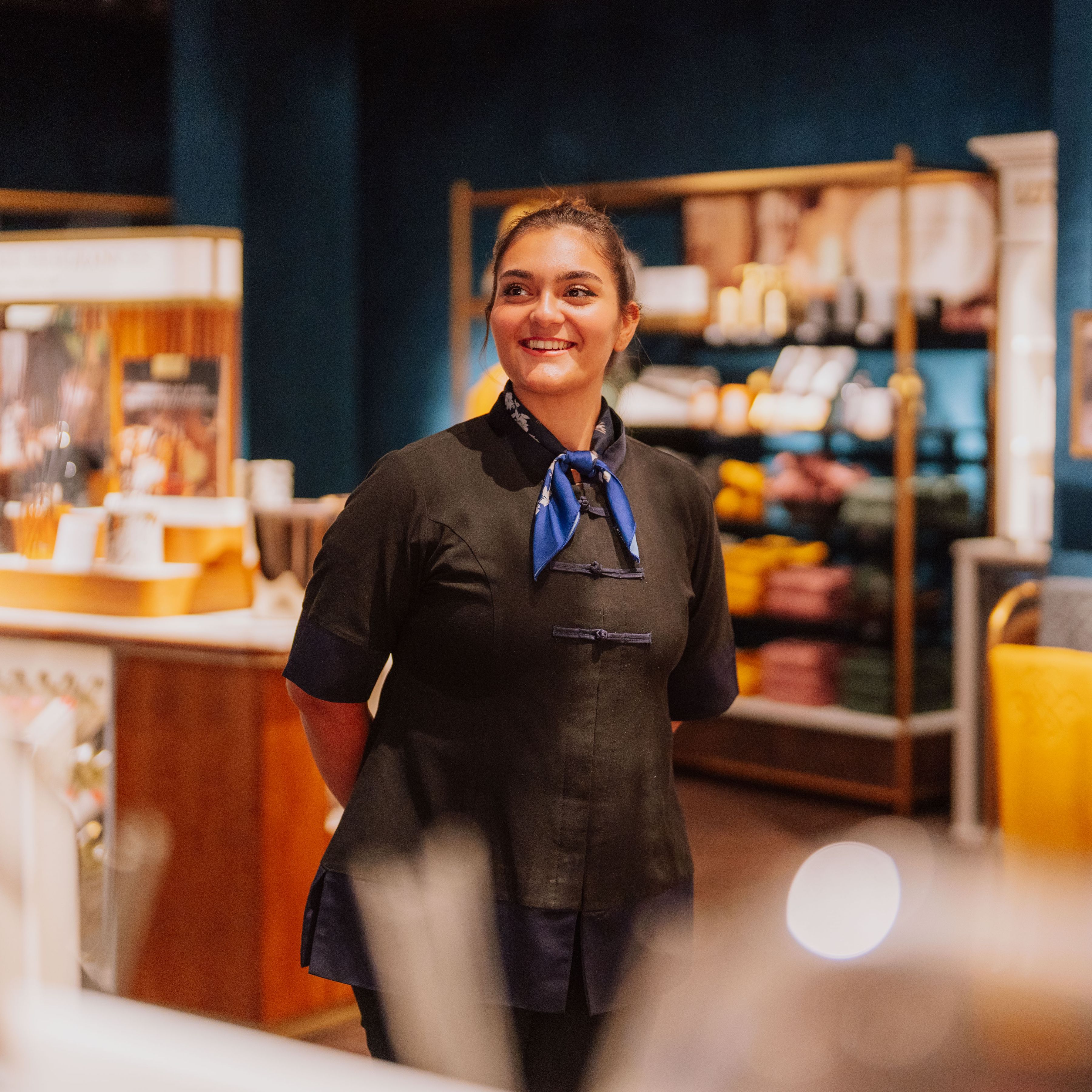 Empleado de tienda Rituals sonriendo
