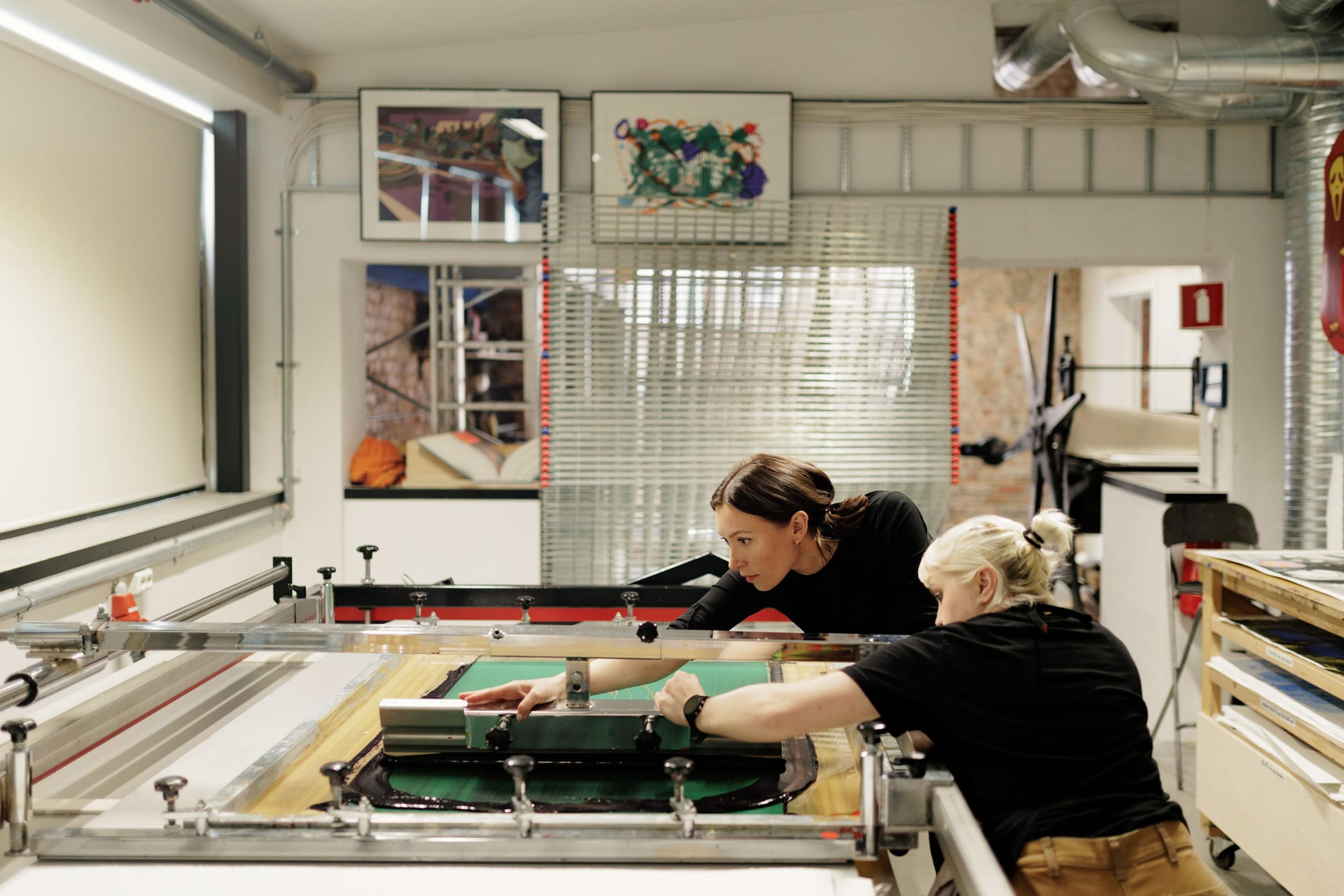 Andrea Scholze produserer sitt nye silketrykk på Fellesverkstedet sammen med Renate Thor