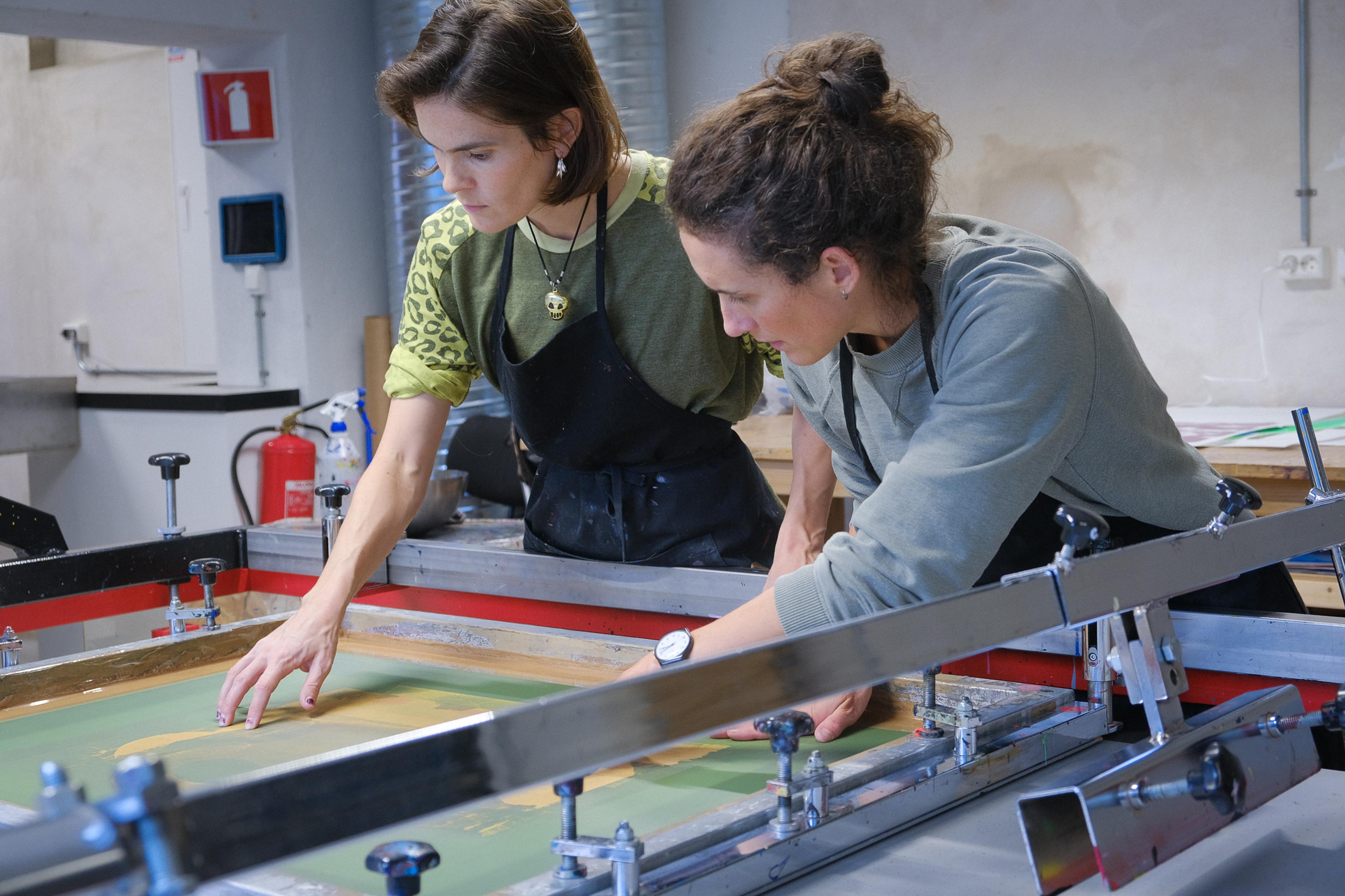 Maria Brinch og Linn Horntvedt lager silketrykk på Fellesverkstedet i Oslo