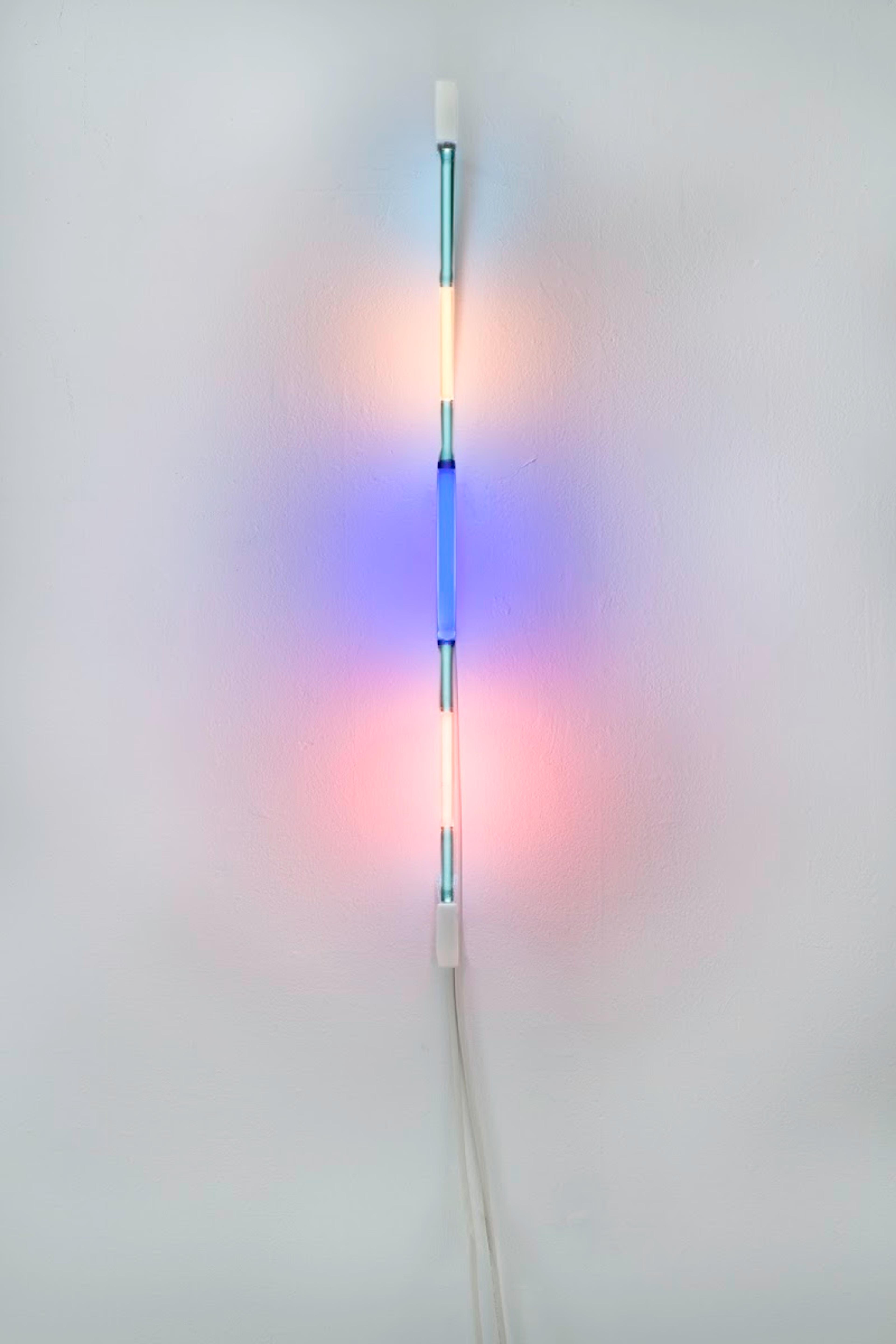 Per Hess - Quantum Chromadynamics 02, 2015, lysobjekt i glassrør fylt med neon/argon, kabler, konduktor, 2x100cm. Mer info