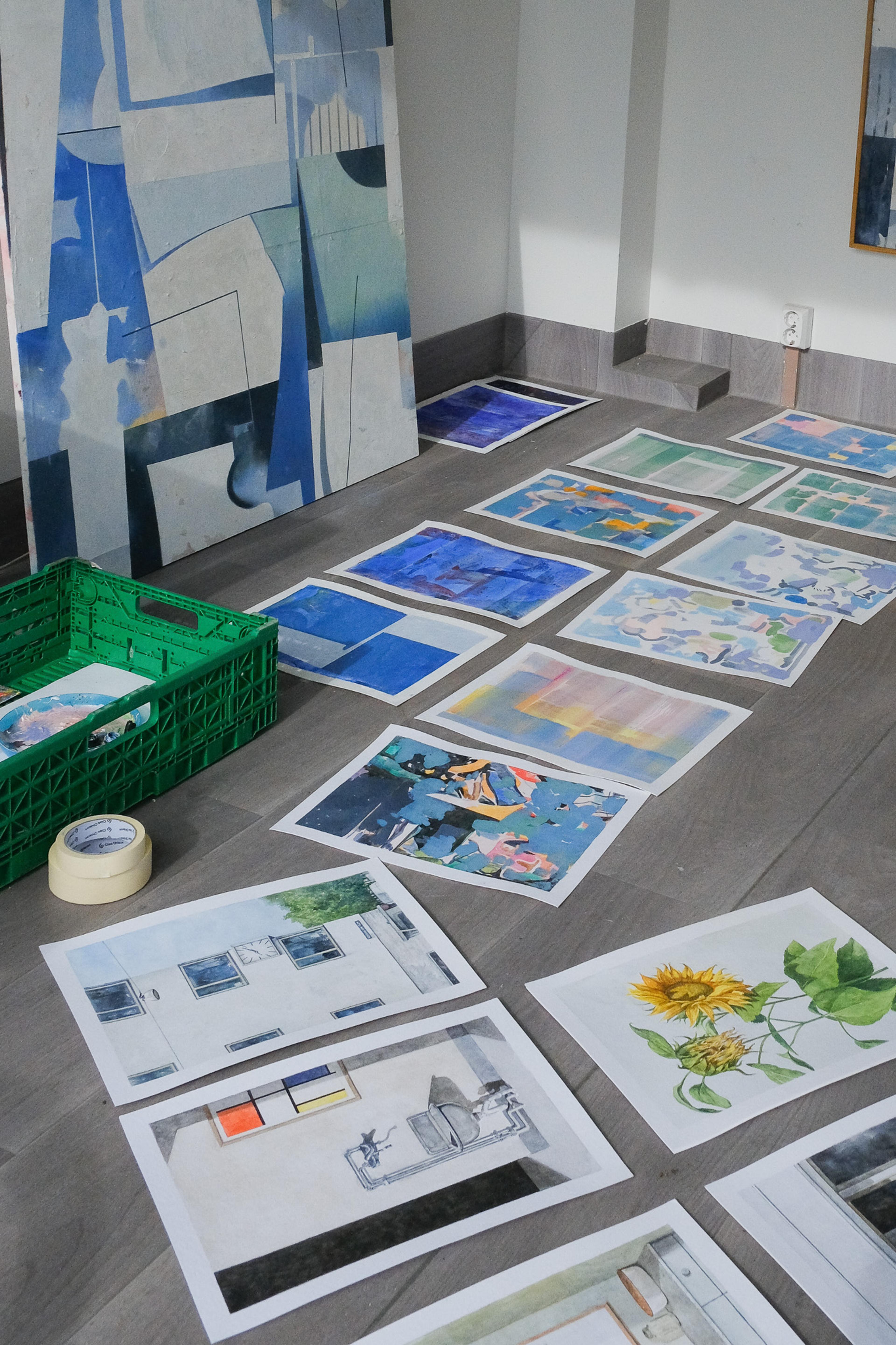 Akvareller av Nicolay Aamodt på gulvet i Vestgrensa Kiosk. Foto: Christian von Hanno