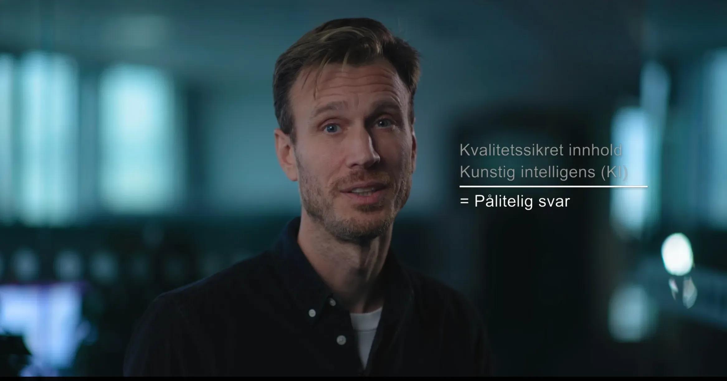 Mees selgitab kaamerale KAI-d, tekst kvaliteetse sisu kohta