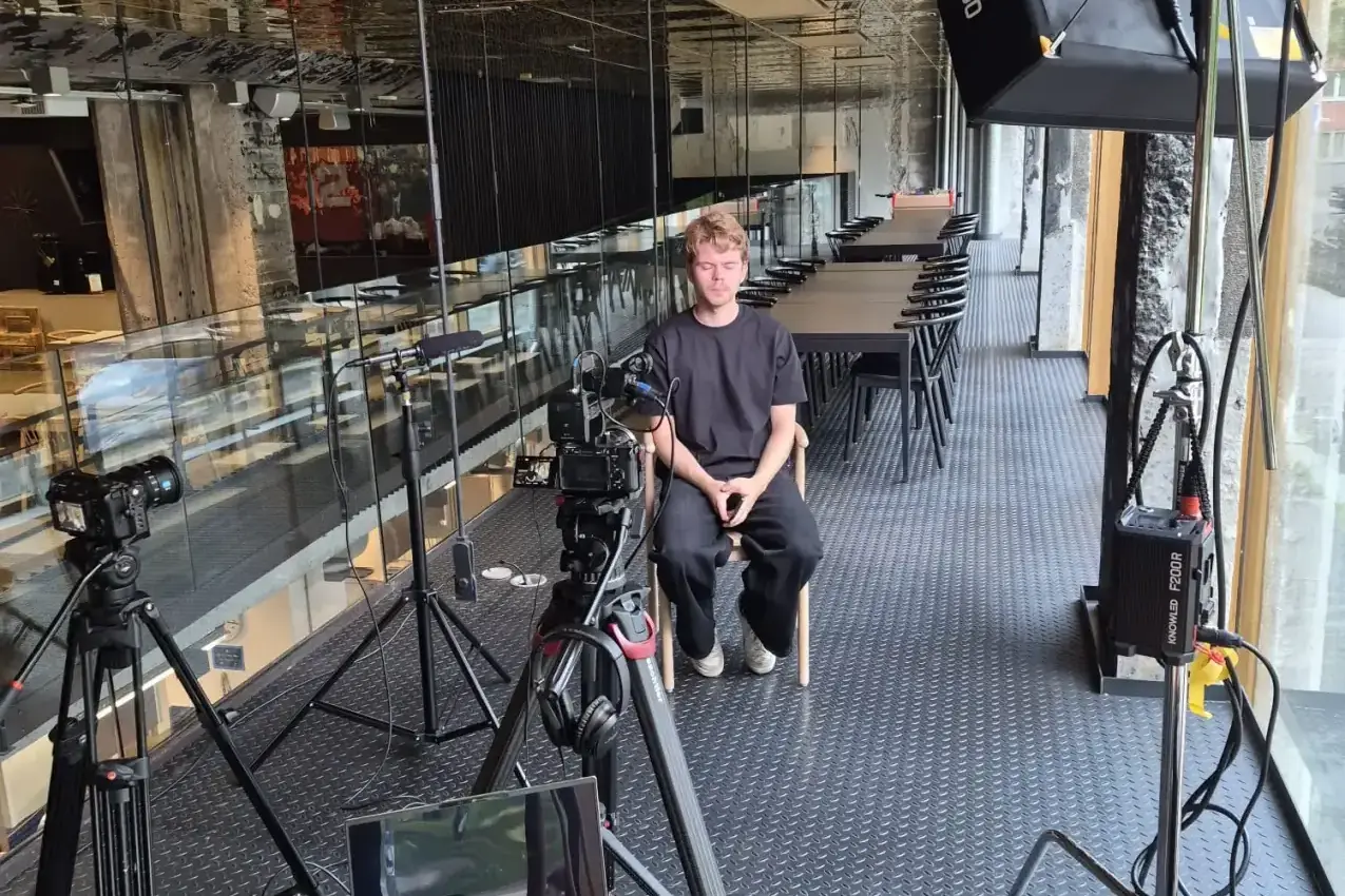 Kaamera ja valgus intervjuuks üles seatud pikas suurte akendega ruumis