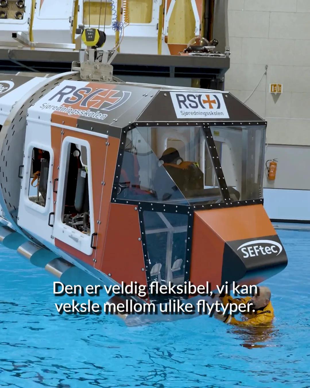 RS Sjøredningsskoleni helikoptersimulaator ripub treeningbasseini kohal