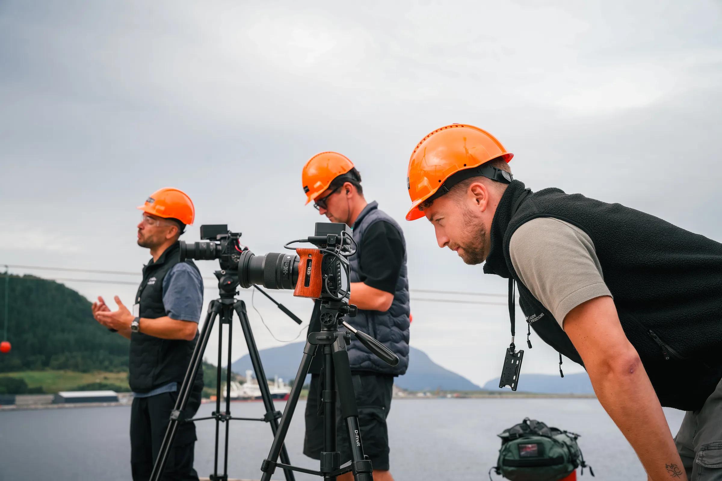 Kiivritega filmimeeskond filmib tööstusalal