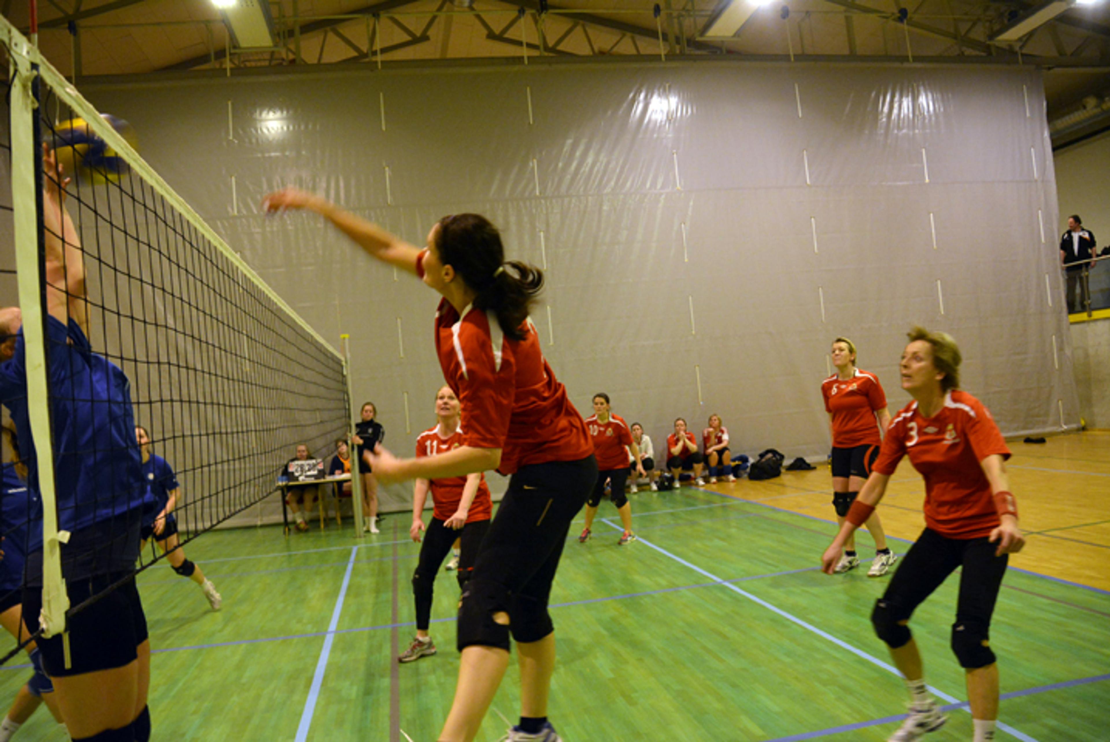 SLÅR TIL: Mona Haga og resten av volleyball-damene til Ivrig slår til når det gjelder som mest. De sikrer opprykk til 2. divisjon med seier i semifinalen i rankingturnering på hjemmebane i Vålehallen søndag 15. mars 2015. Foto: Stian Ormestad.