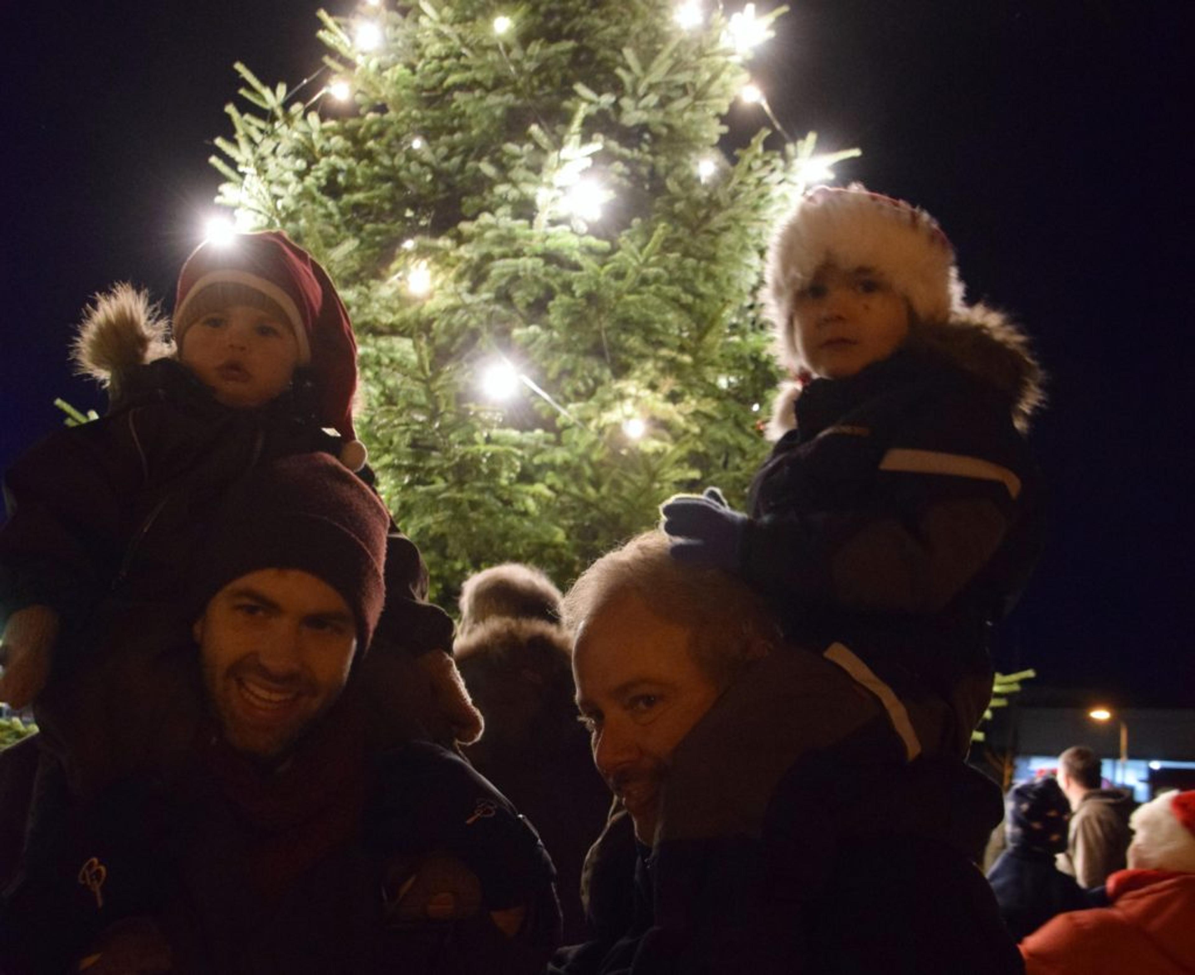 271116_julegrantenning_revetal_2_bredde