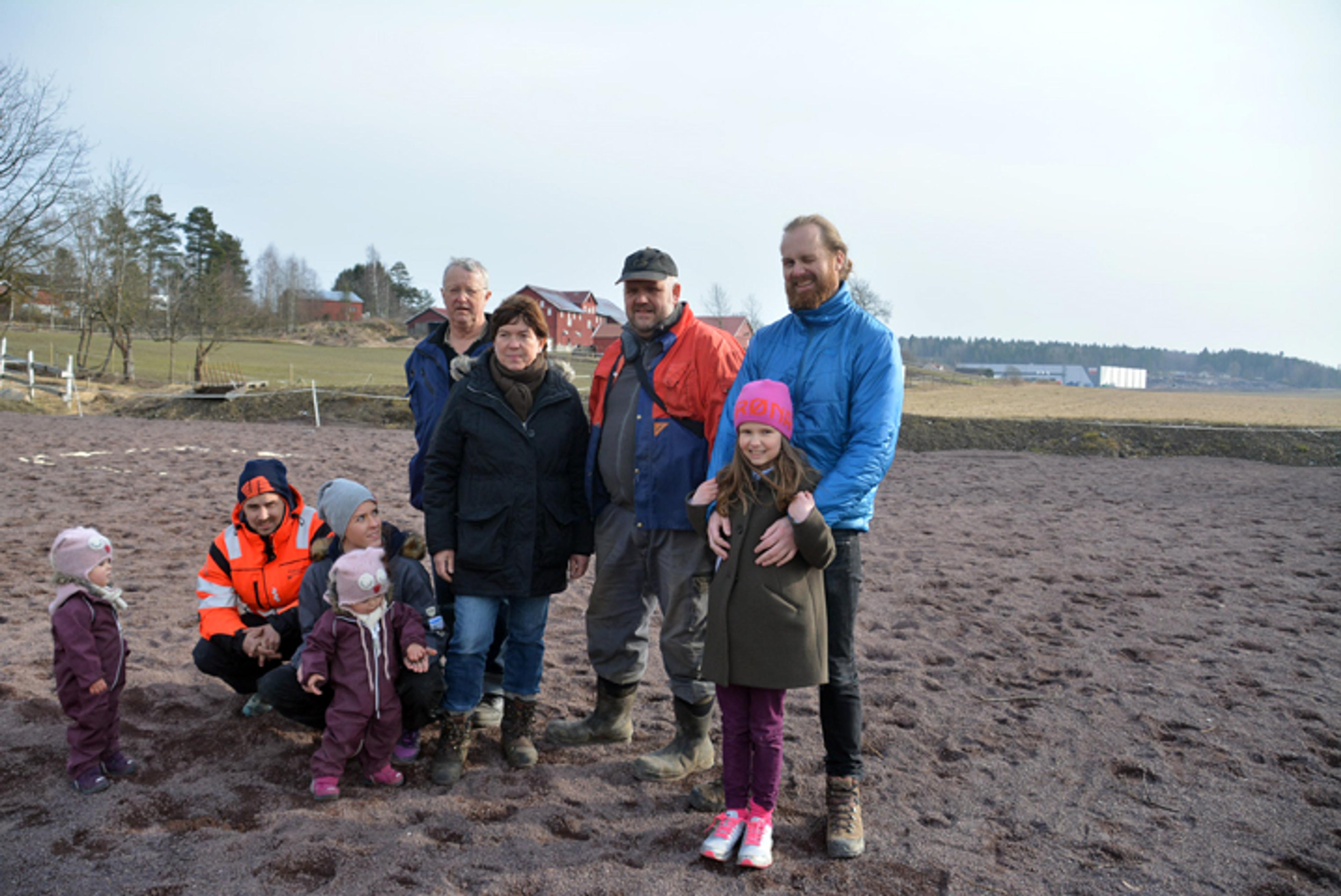 NABOLAGET PROTESTERER: Fra venstre ser vi Bjørn Tore Ommedal, Stine Skoli, Morten Juvet, Anne Kirsti Nilsen, Preben Fossaas, Daniel Gusfre Ims, og foran barna Otilie, Olivia og Ida Elise. I bakgrunn ser vi Haugan næringspark slik den ser ut i dag. Foto: Stian Ormestad.