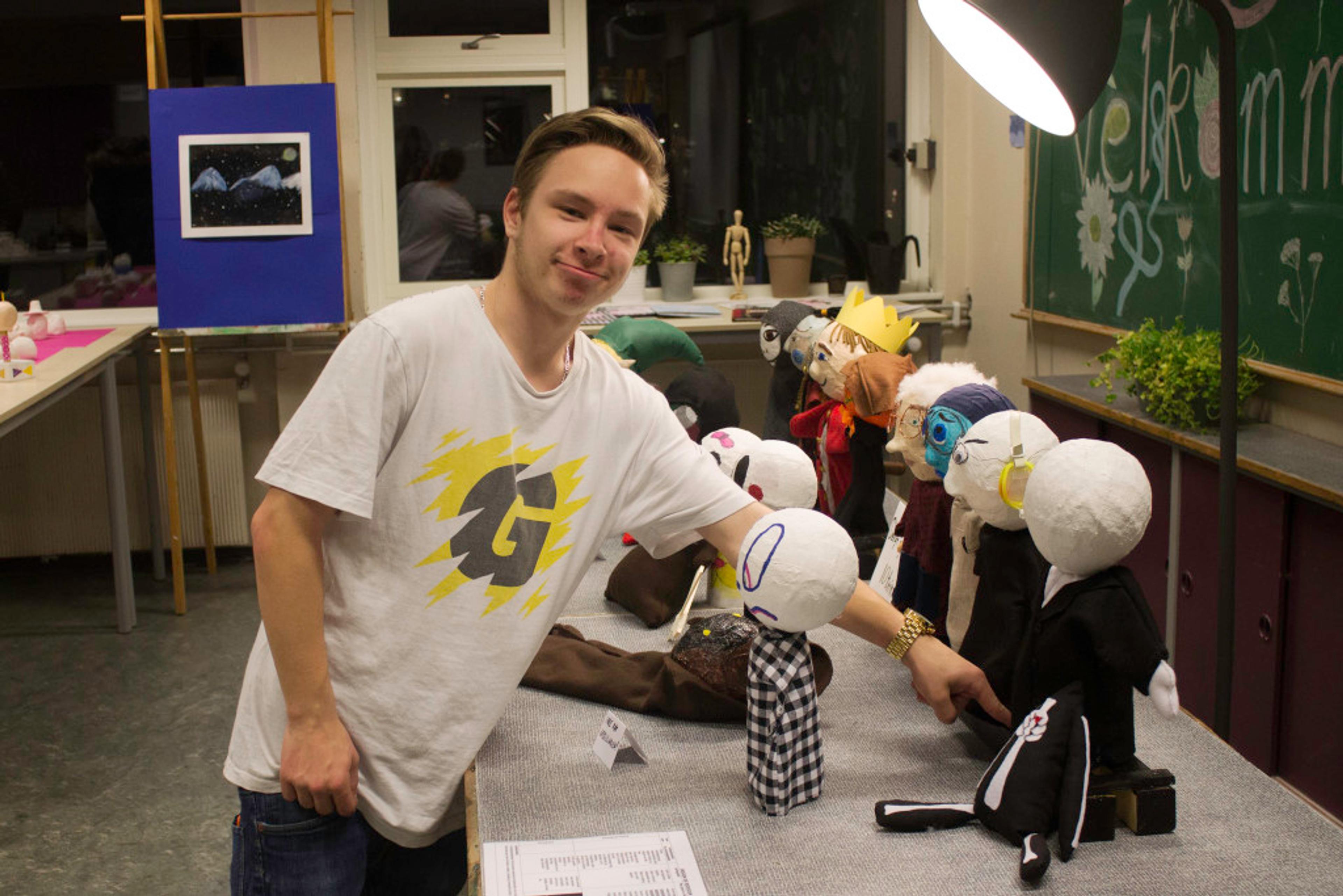 Mateusz (16) viser frem dokkene