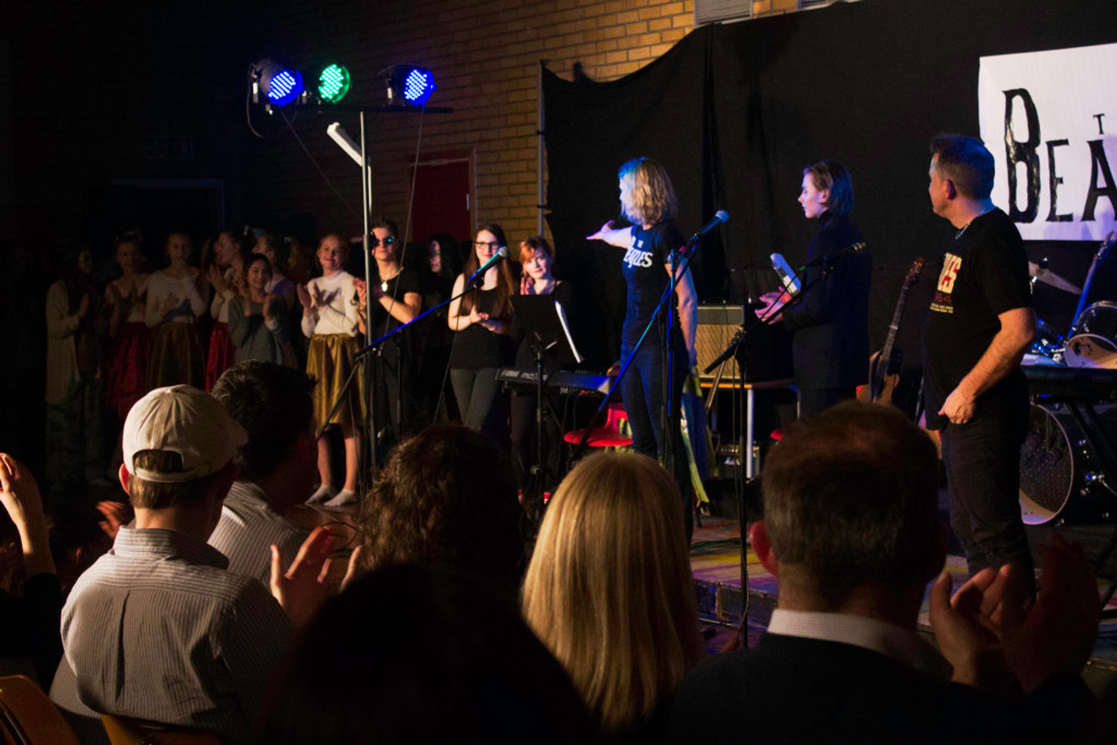 Rikka & Frank gratulerer elevene