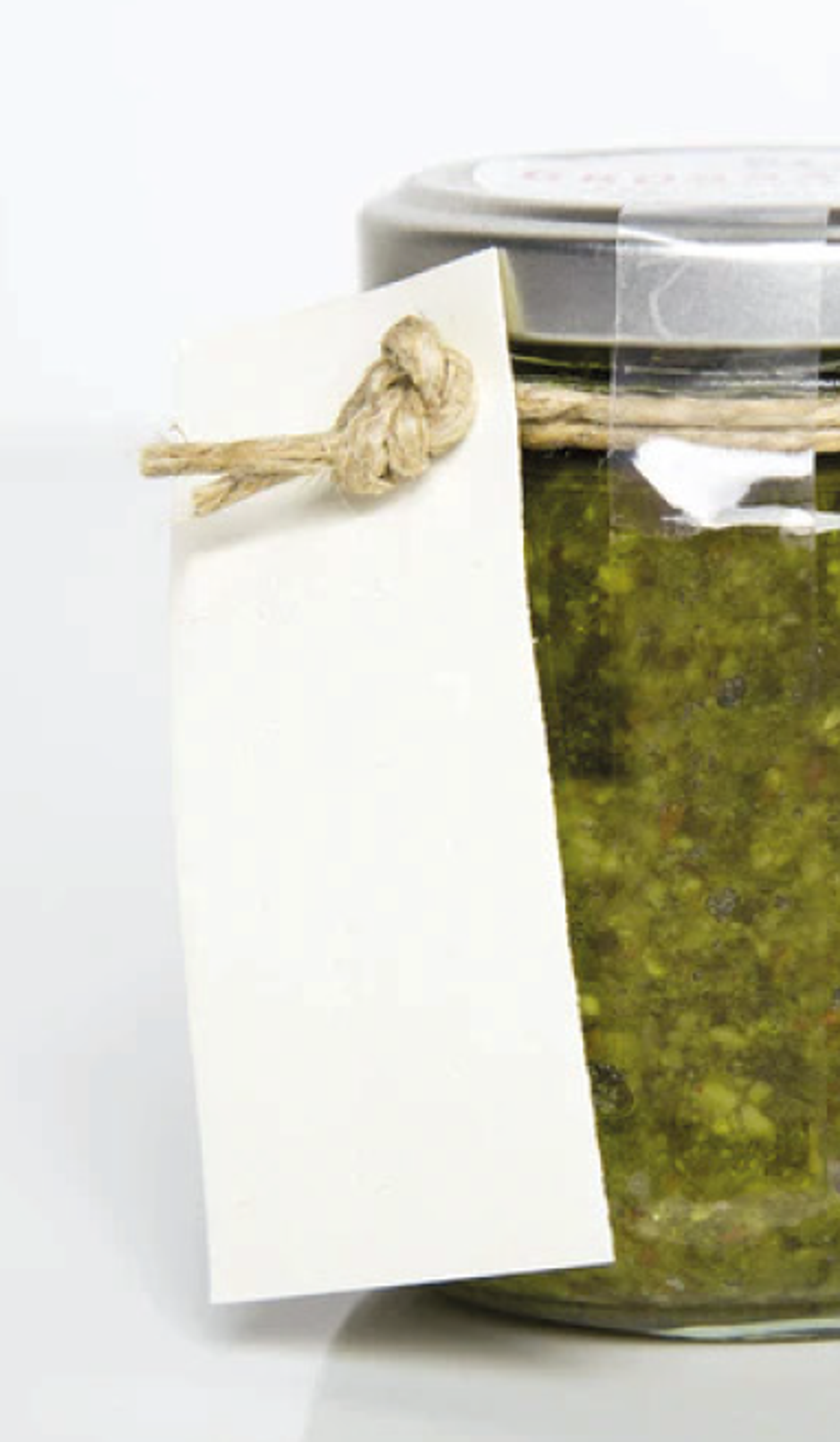 Imagem de temperos verdes e naturais, com um cartão ilustrando suas informações nutricionais.