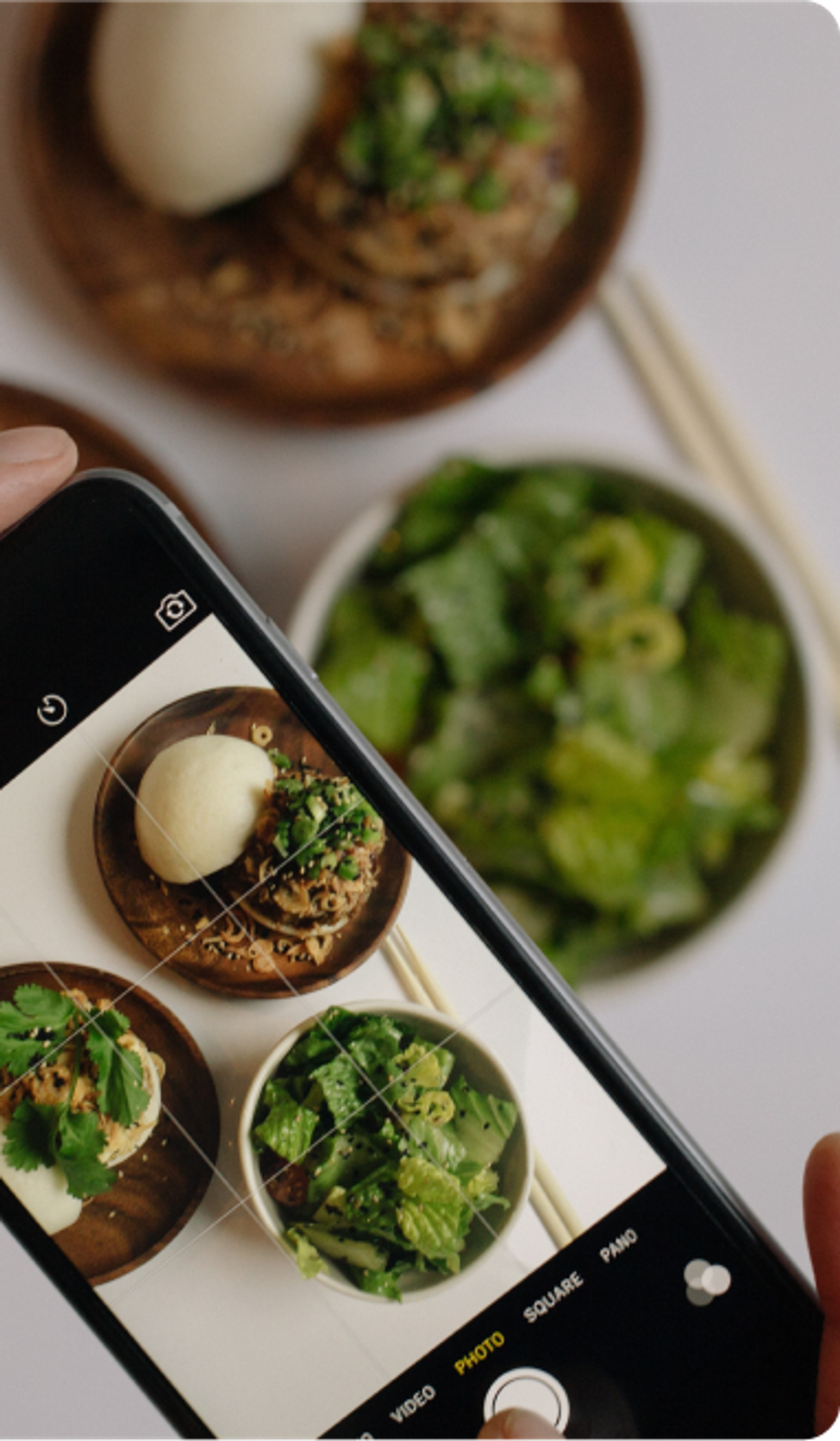 Imagem de um celular realizando a captura de fotos de produtos nutricionais.