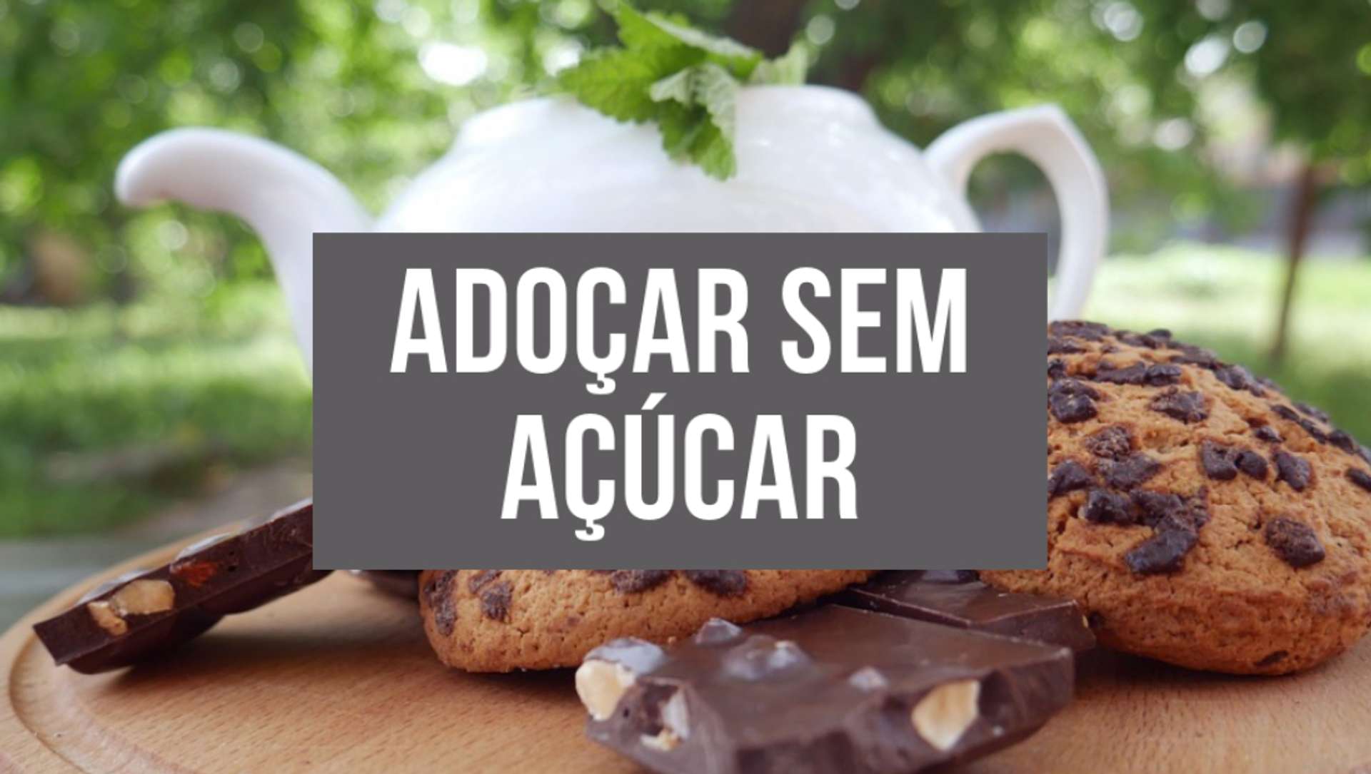 A imagem apresenta um texto “ADOÇAR SEM AÇÚCAR” em um fundo que contém alguns doces como barras de chocolate e biscoito do tipo cookies. 