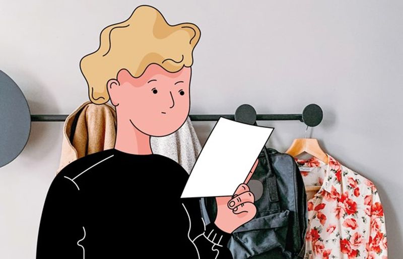 En ungdom står i gangen hjemme. Den holder oppe et ark og leser fra det.