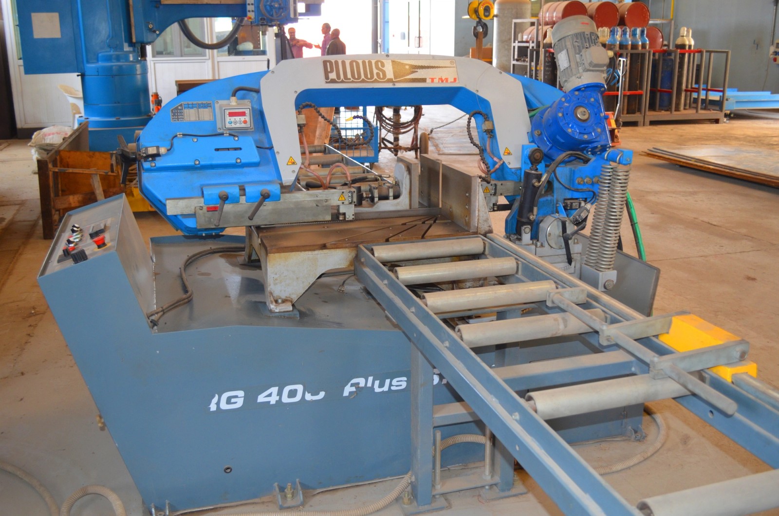 Industrial metal bandsaw cutting steel bar stock at BSF
