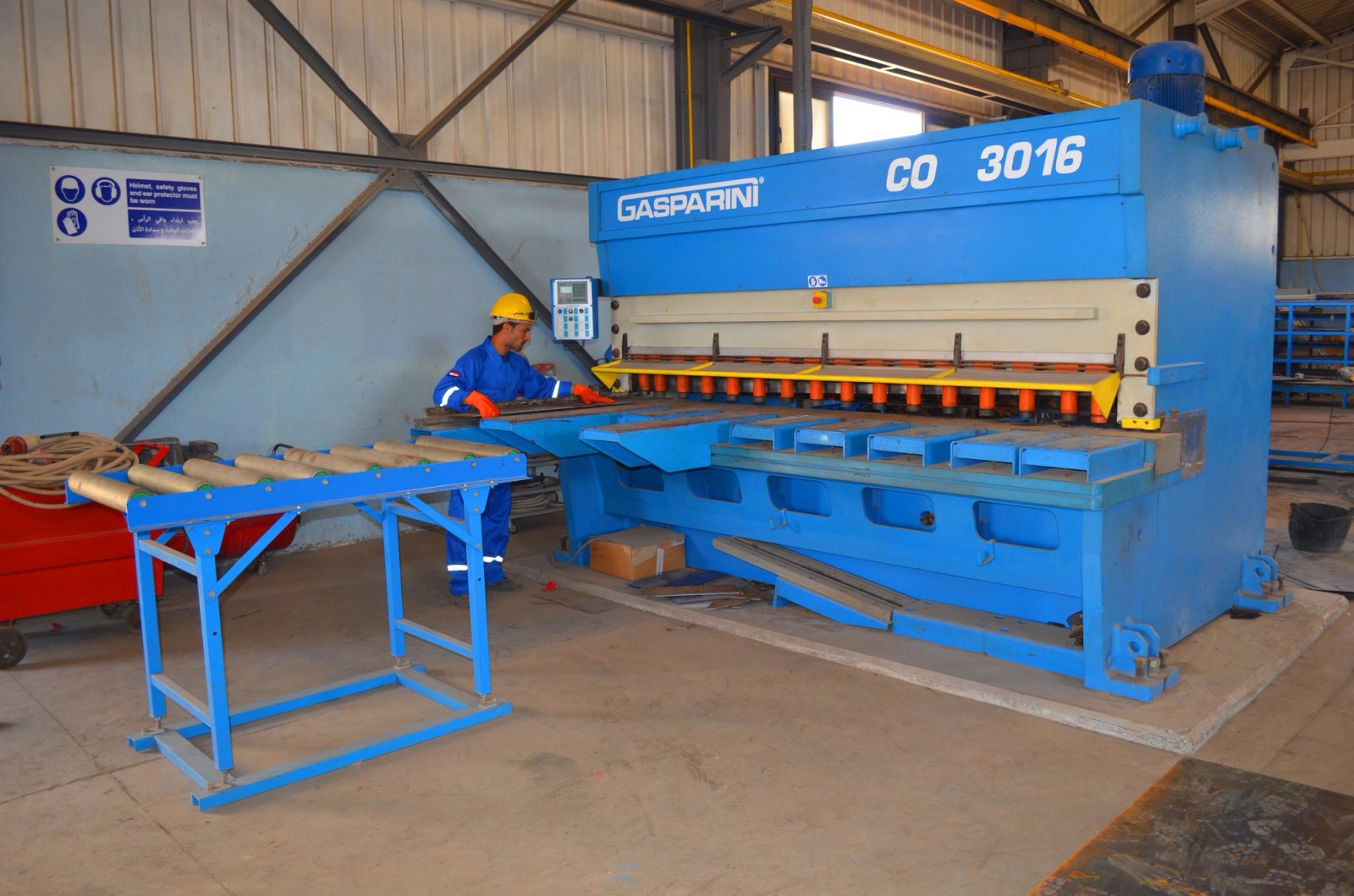 Hydraulic NC shearing machine cutting steel plate at BSF