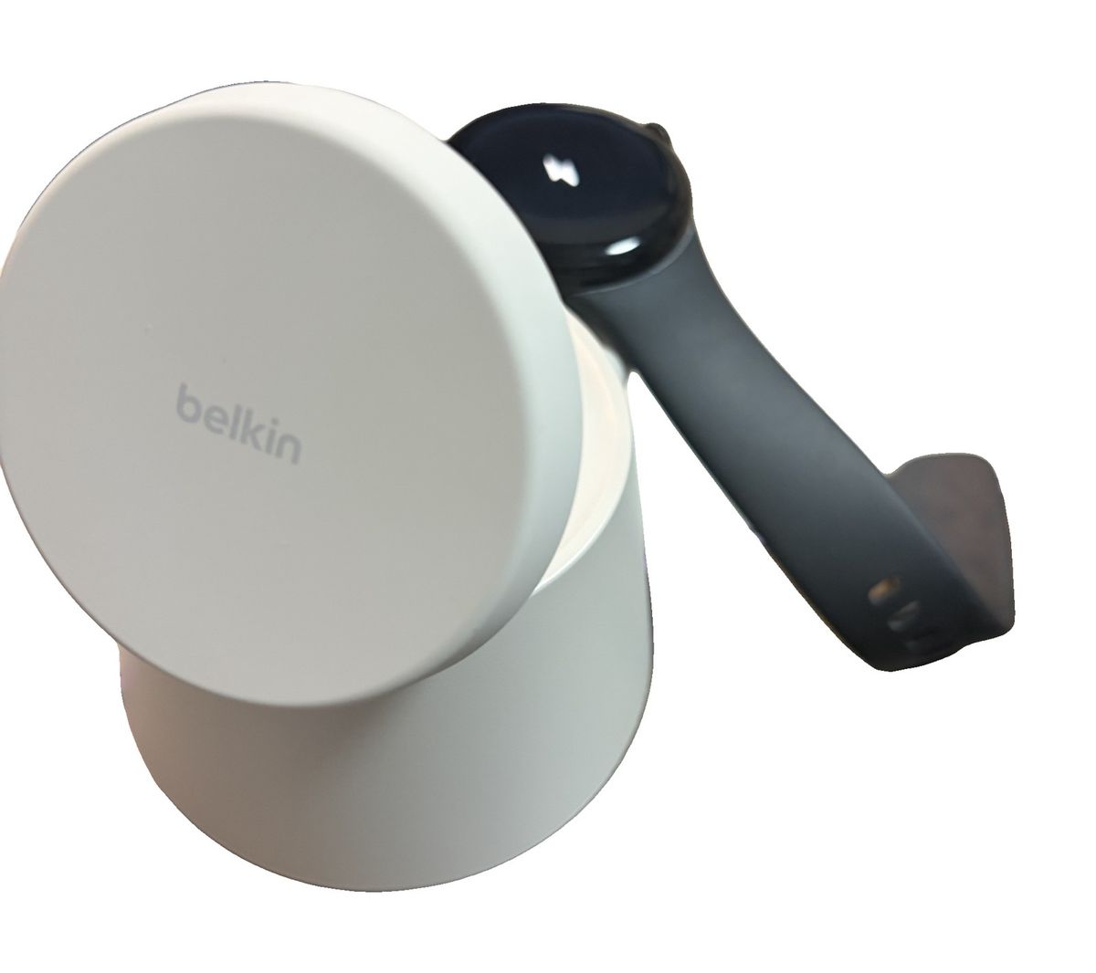 ウォッチホルダーに黒いバンドのスマートウォッチを載せて充電しているところ。画面に充電中のマーク