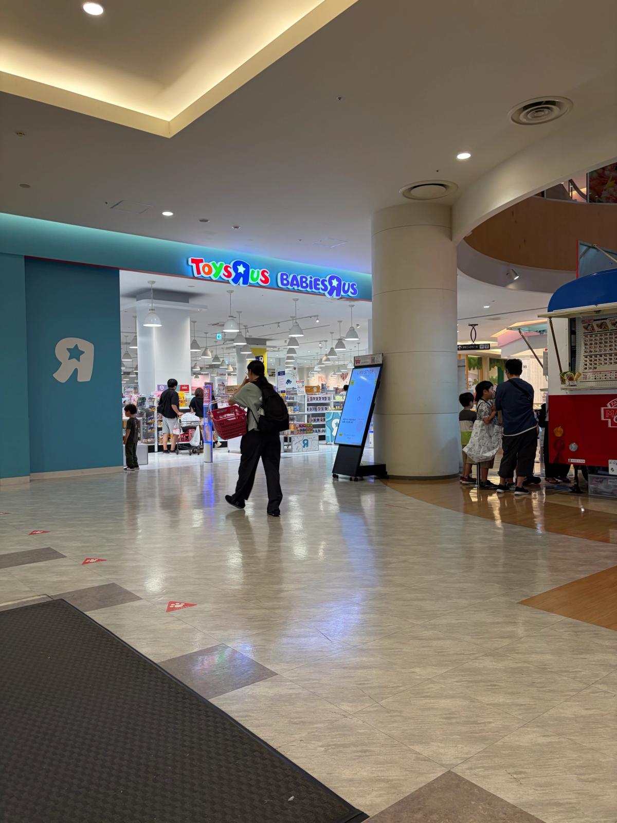 トイザらス・ベビーザらスの店内入口