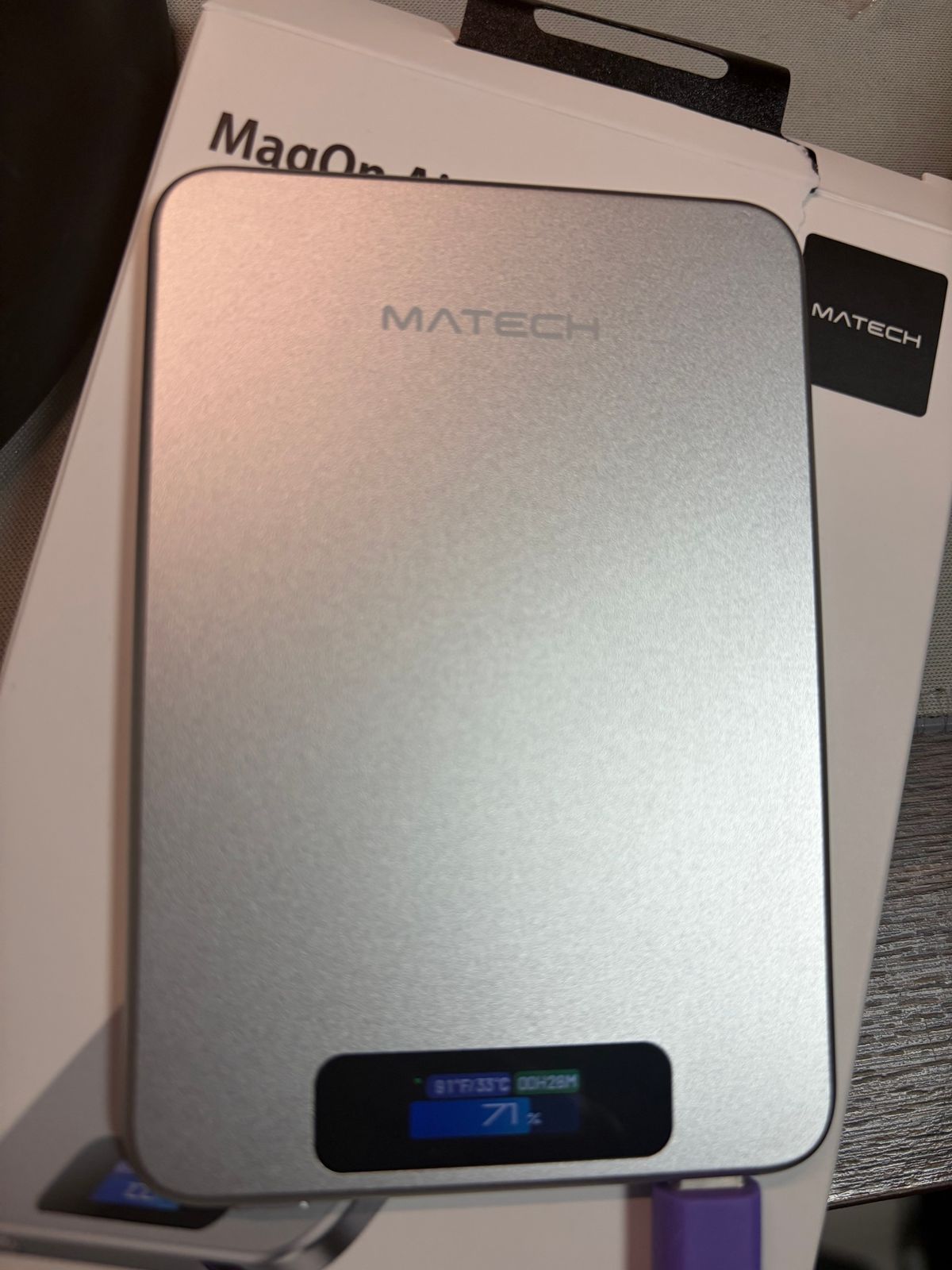 シルバーのMagOn Air 3000本体。下部の画面に残量71%、温度33℃、残り28分の表示