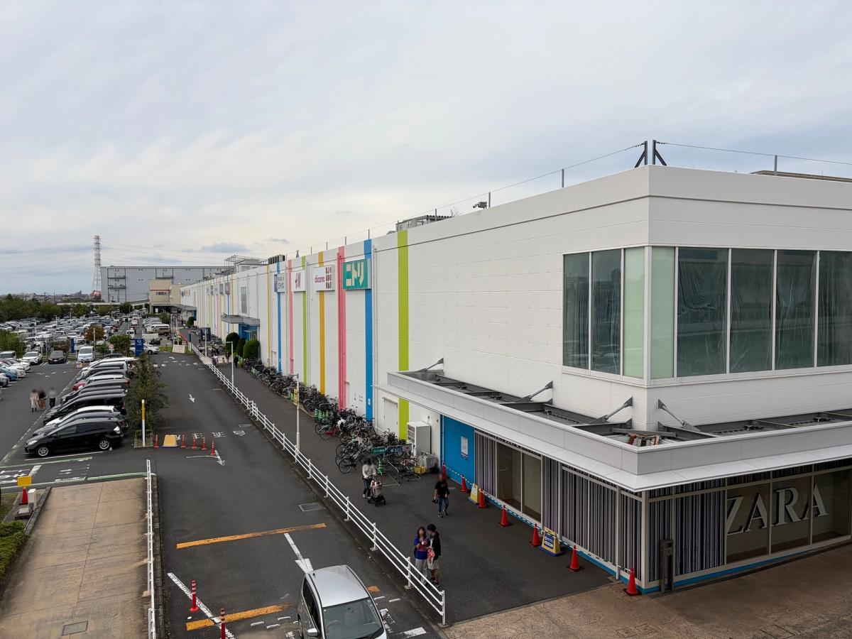 ららぽーと新三郷の外観。外壁にニトリ、H&M、docomoの看板