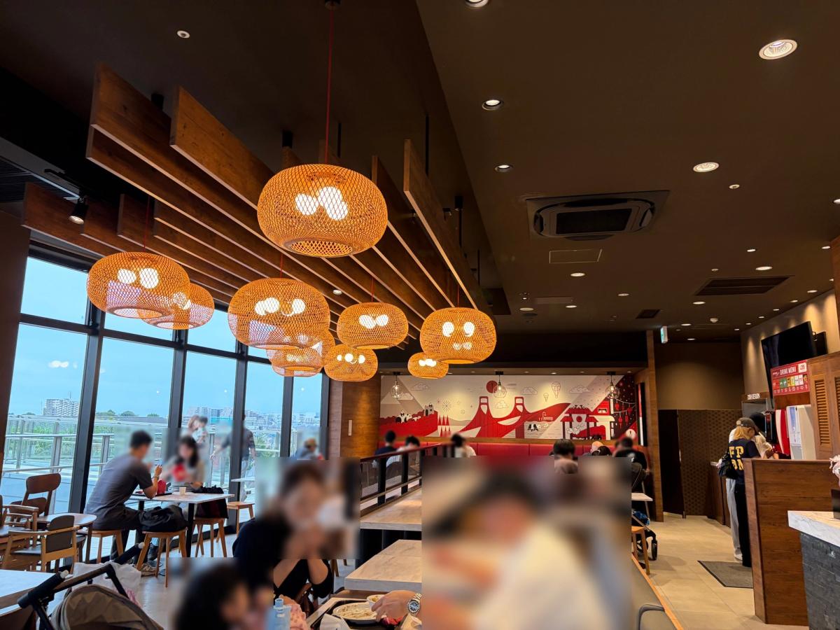 パンダエクスプレスの店内。天井から下がる編み込みのランプと大きな窓