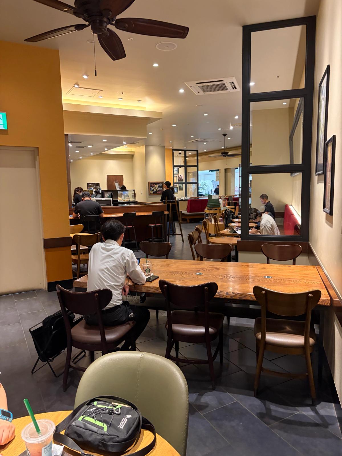スターバックス店内、席で休憩する人たち