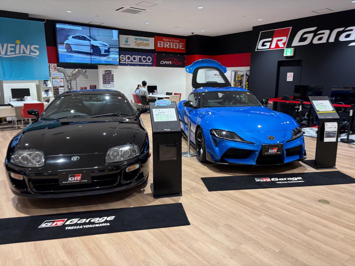 GR Garage店内に並ぶ歴代トヨタスープラ(A80型と現行GRスープラ)
