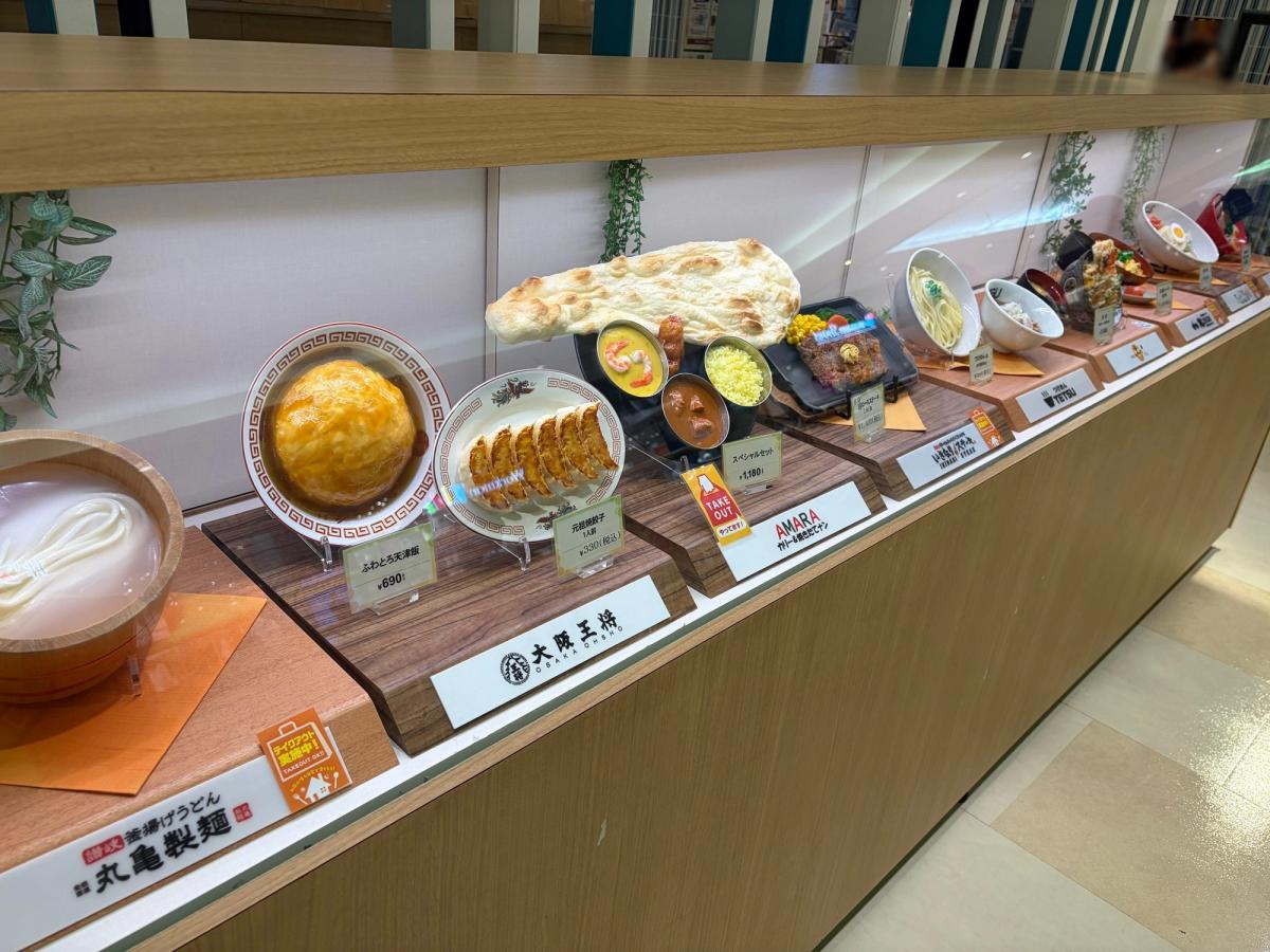 フードコートの食品サンプルのショーケース。丸亀製麺、大阪王将、AMARA、いきなり！ステーキなど