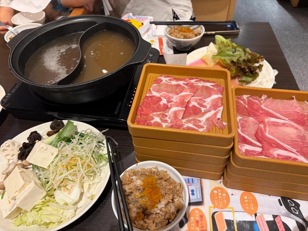 しゃぶ葉の鍋と豚肉、野菜、ご飯