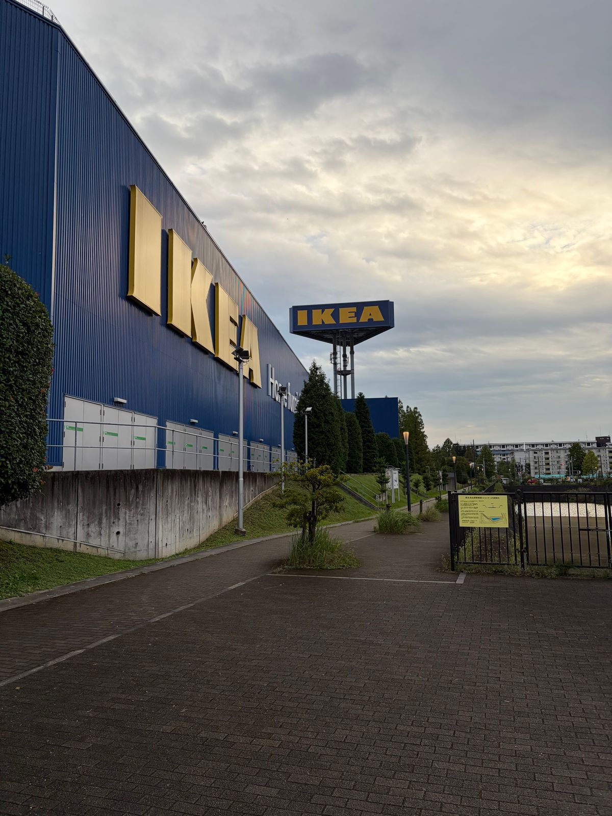 IKEA新三郷の外壁の大きなIKEAロゴとポールサイン